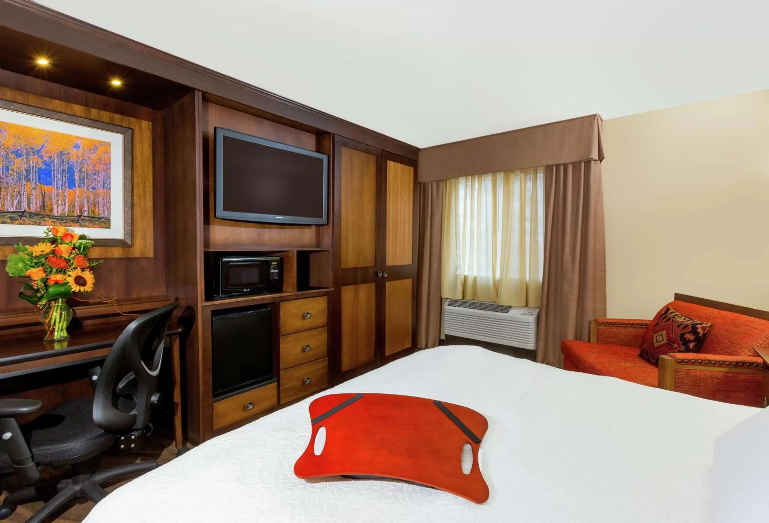 Bed, TV/Entertainment Center in Hampton Inn Jackson Hole