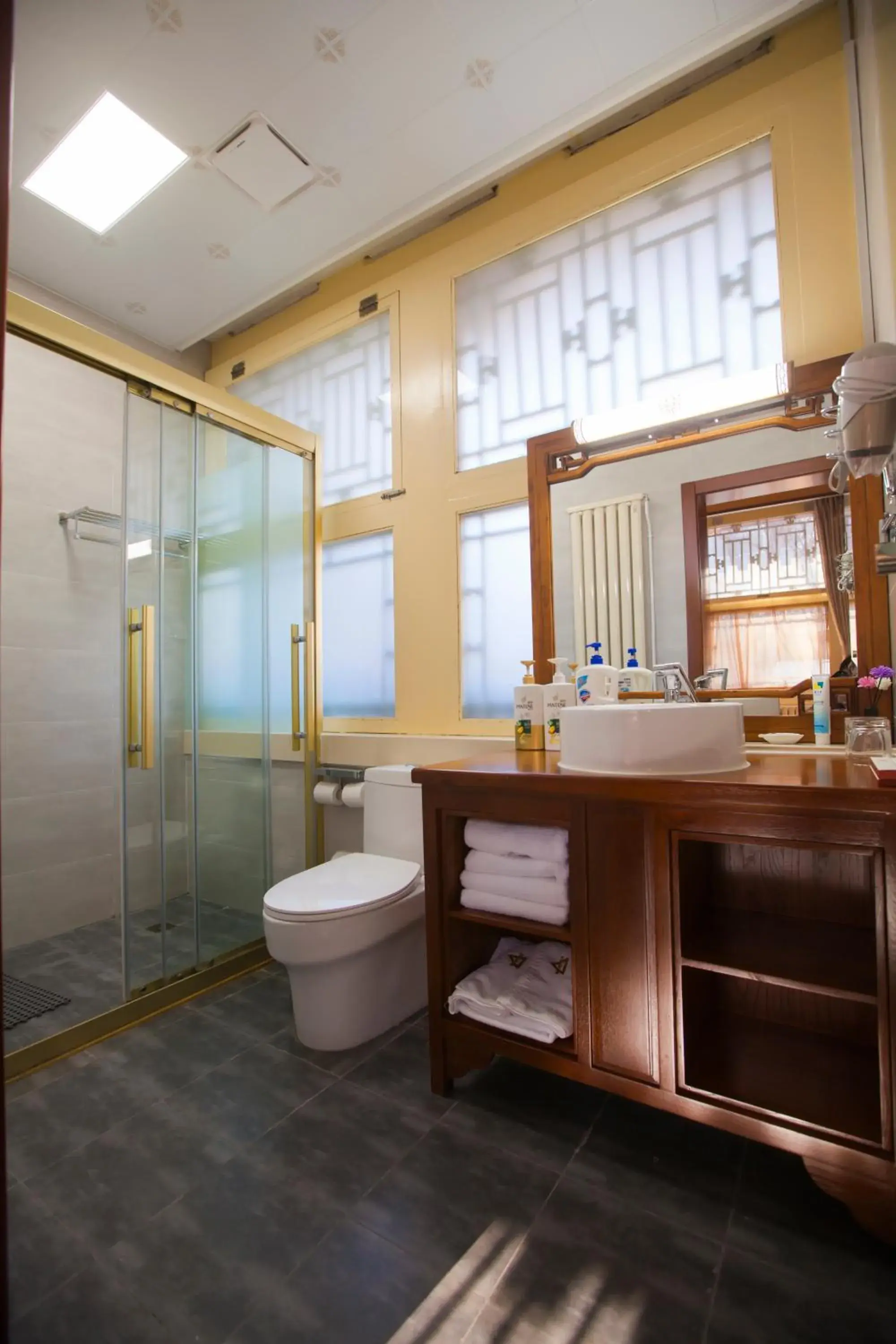 Bathroom in Beijing Jingyuan Courtyard Hotel