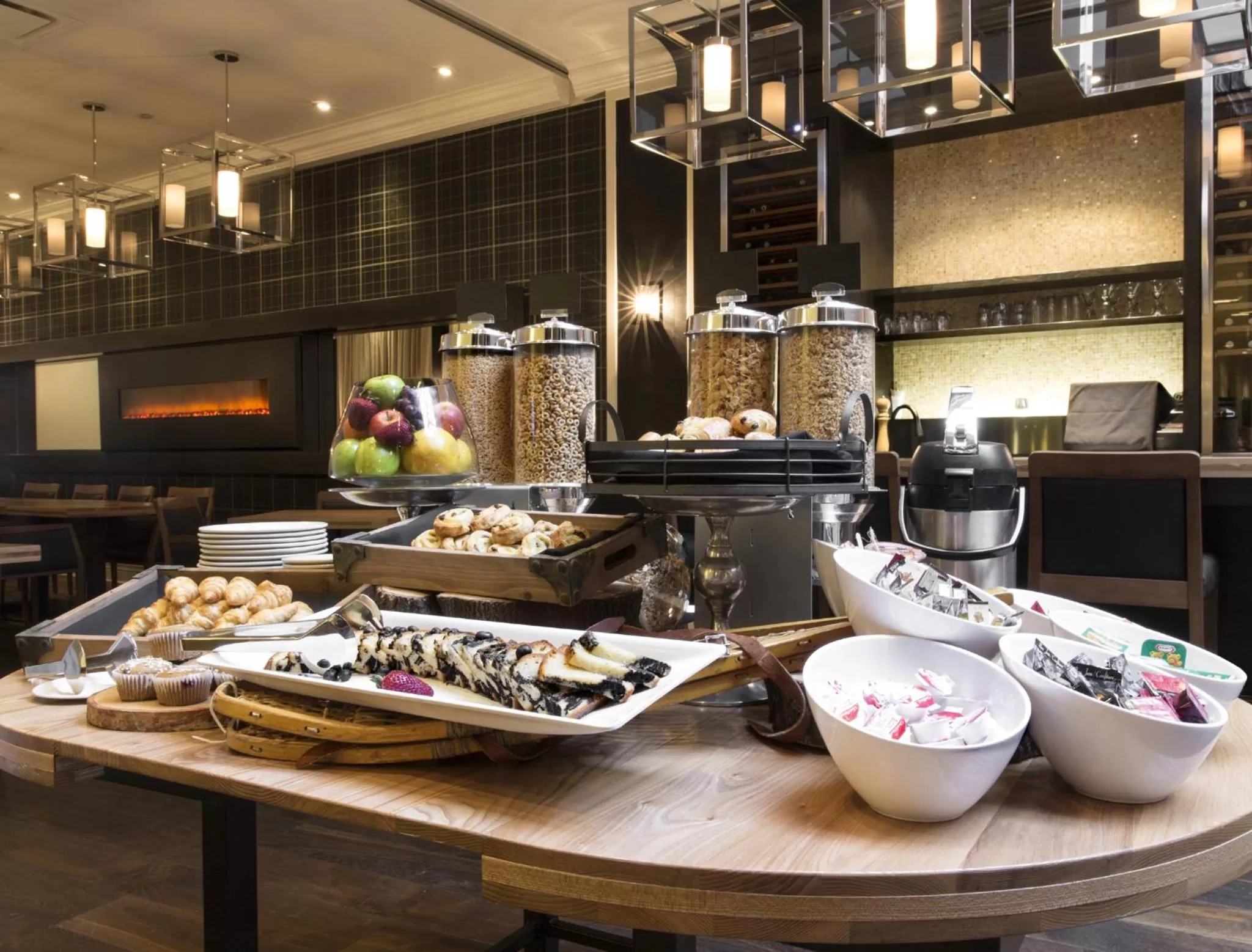 Restaurant/places to eat in Hotel Manoir Victoria