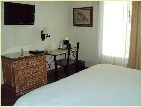 Bed, TV/Entertainment Center in Hotel Gobernador