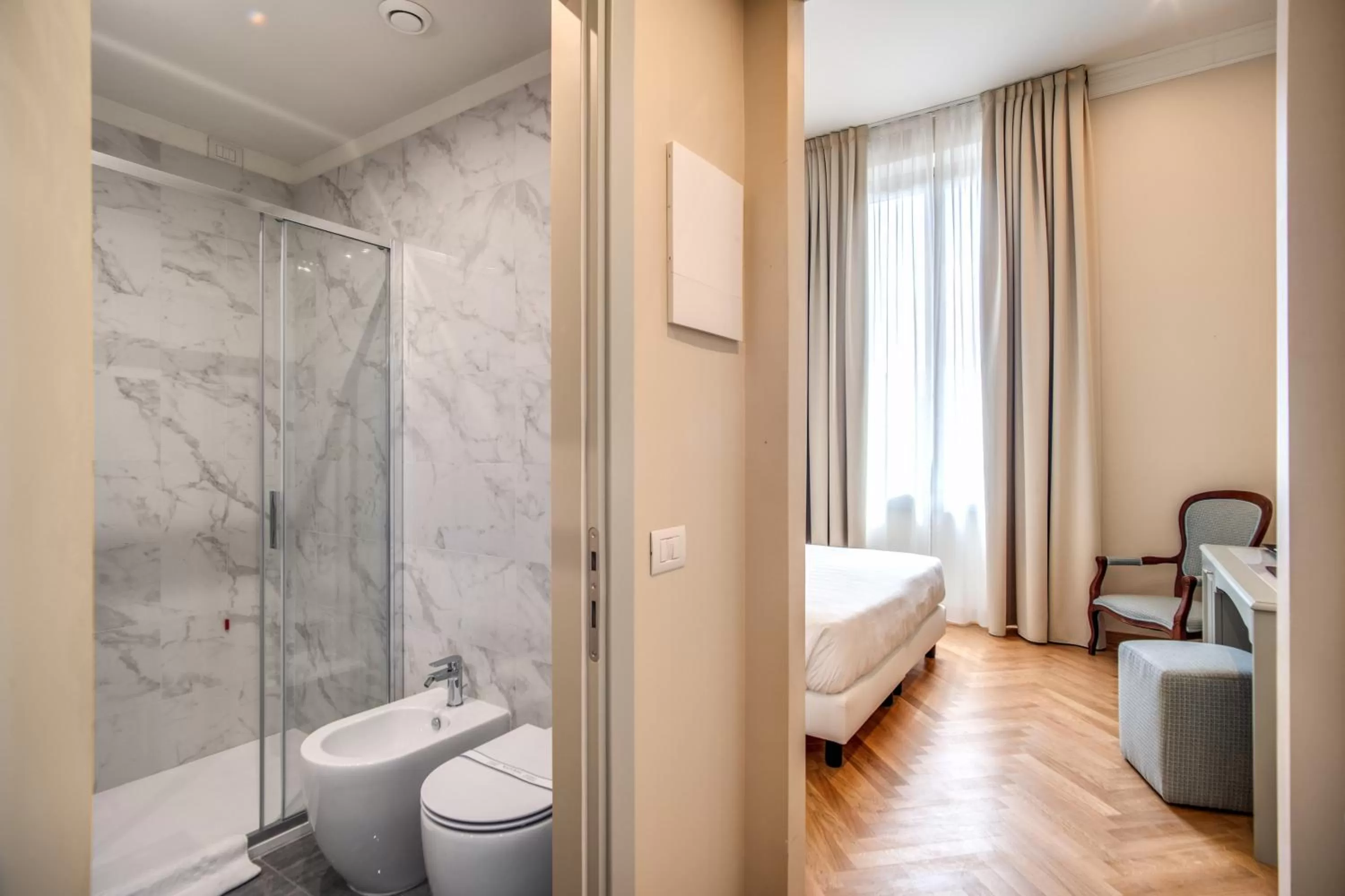 Bathroom, Bed in Hotel Ariele