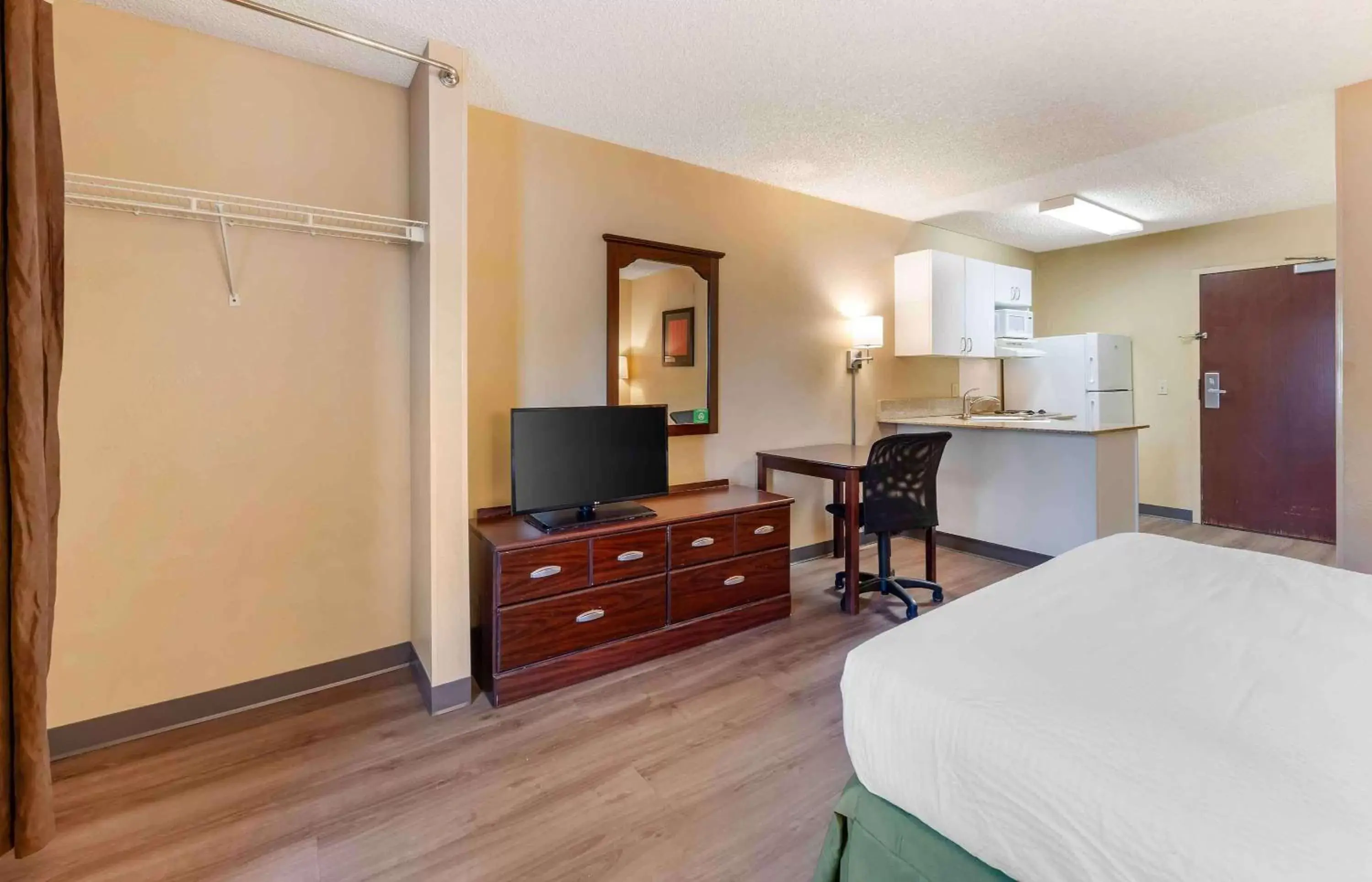 Bedroom, TV/Entertainment Center in Extended Stay America Suites - Los Angeles - Ontario Airport