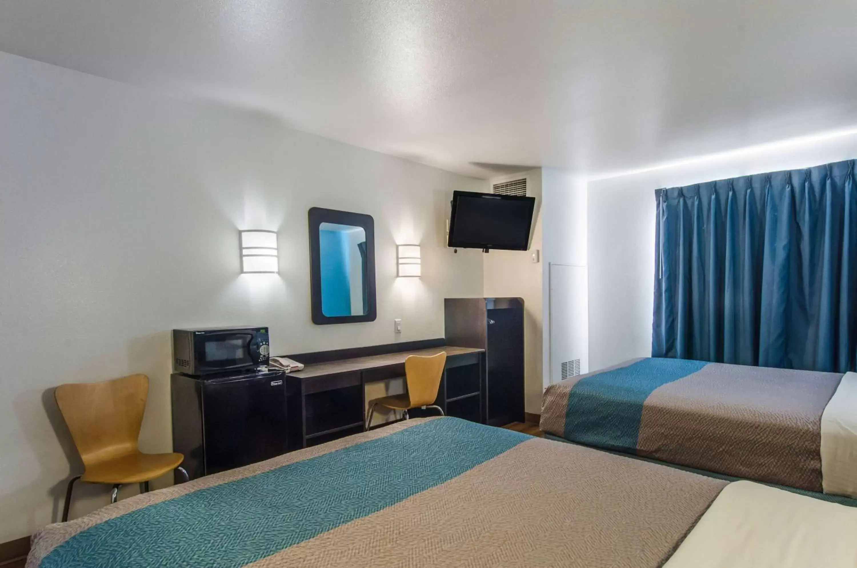 TV and multimedia, Bed in Motel 6-Wheatland, WY