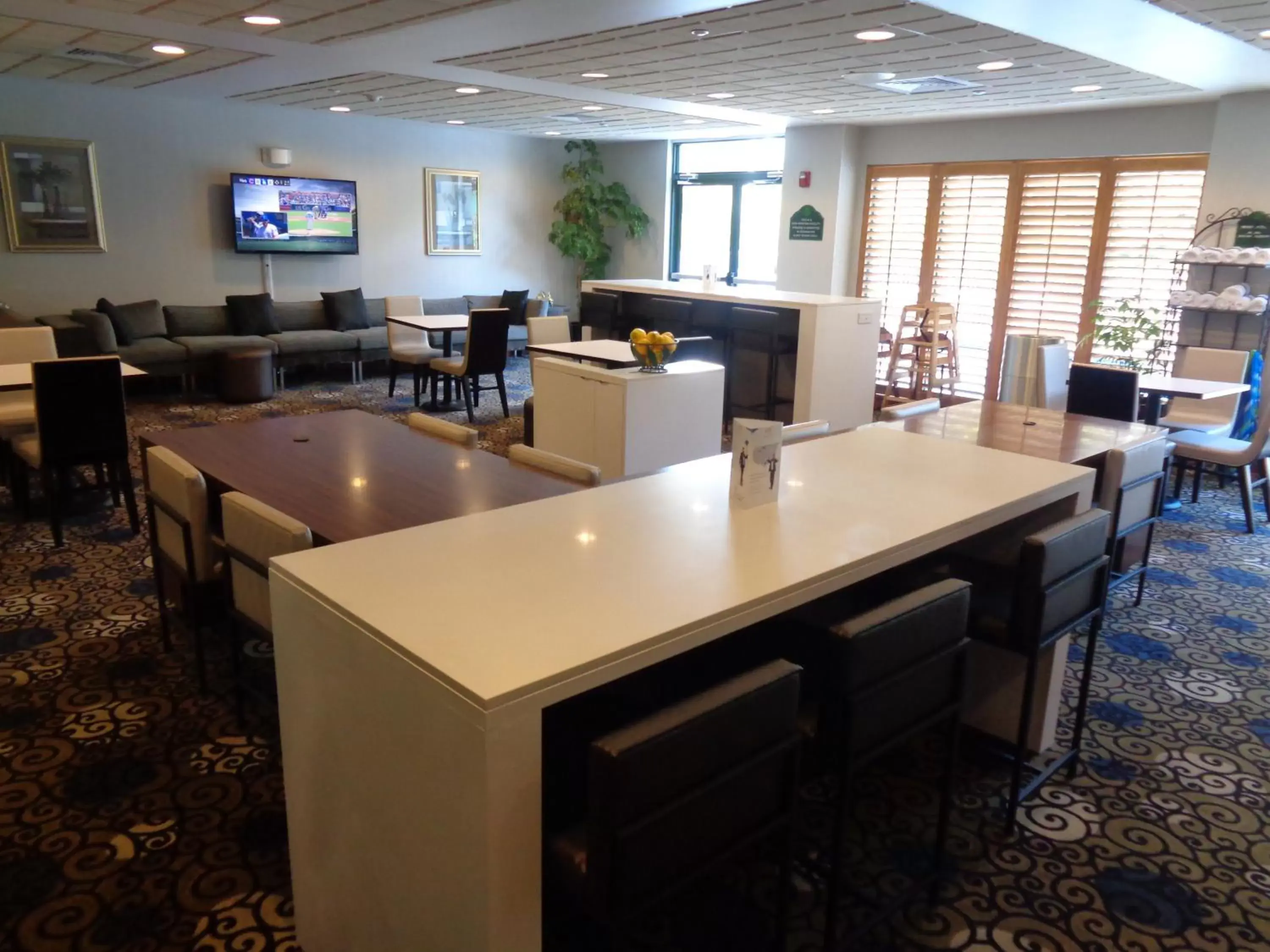 Dining area, Lounge/Bar in Wingate by Wyndham Destin