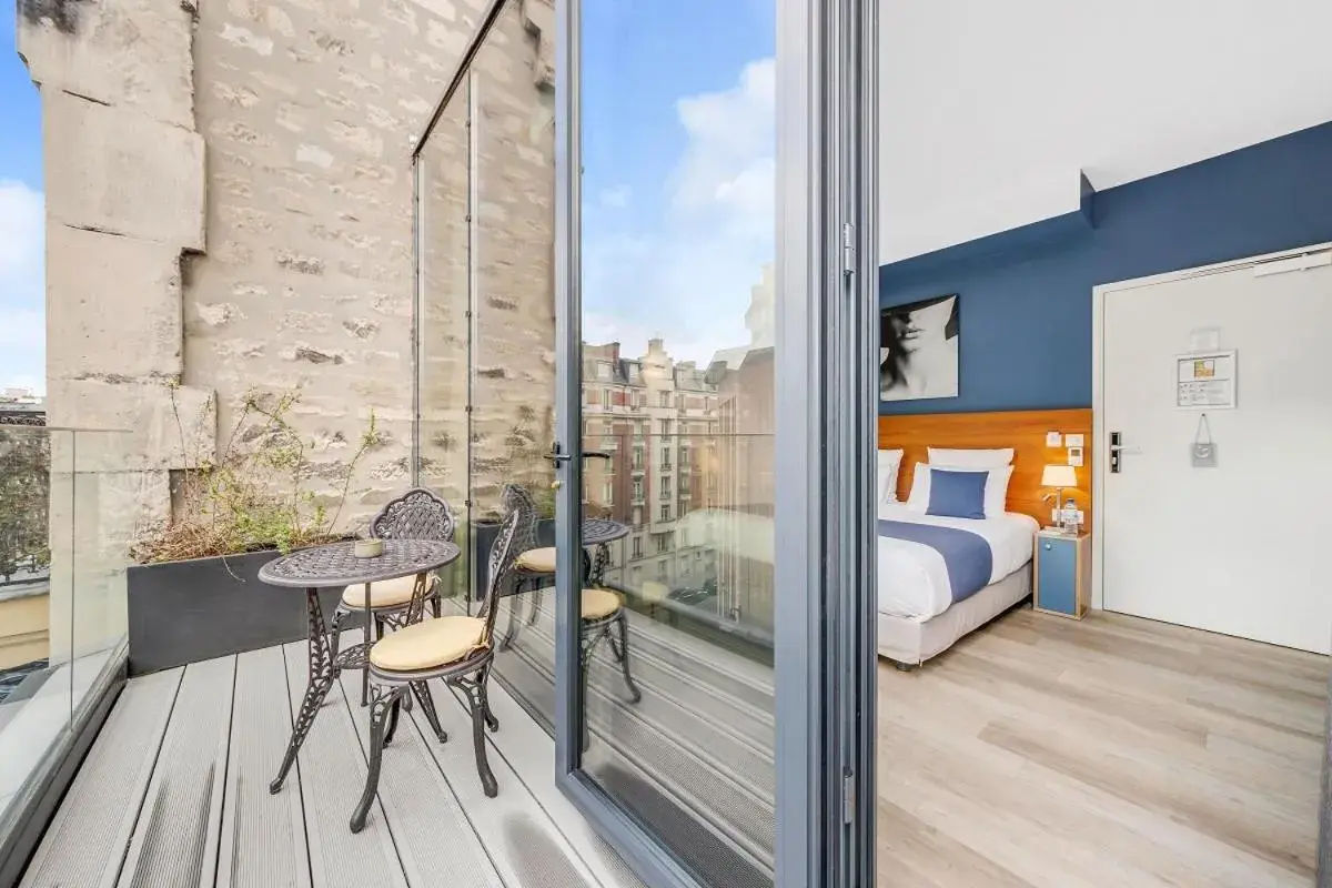 Balcony/Terrace, Bed in Villa Eiffel Mademoiselle Balcony/Terrace, Bed in Villa Eiffel Mademoiselle