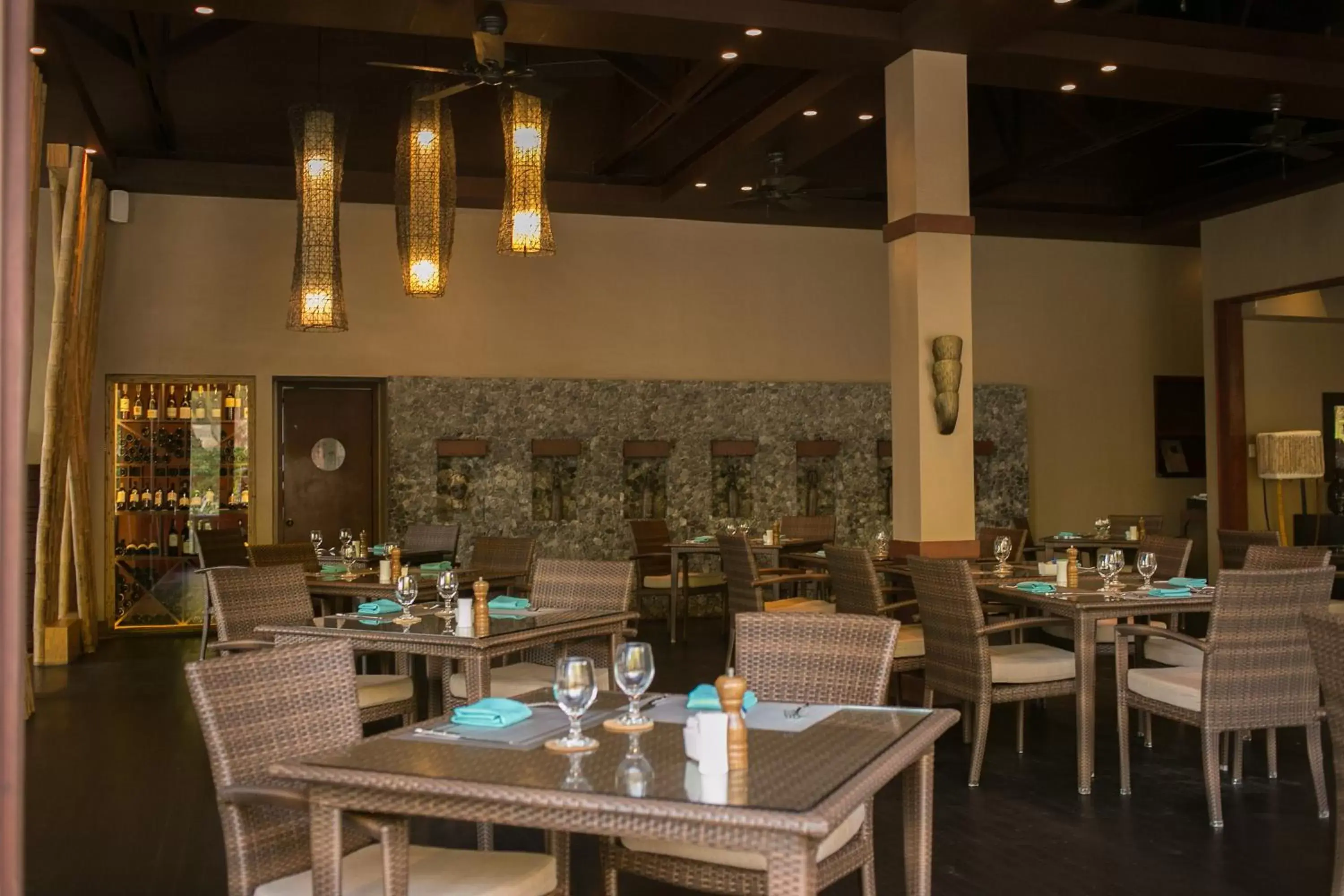 Restaurant/places to eat in Cauayan Island Resort and Spa Restaurant/places to eat in Cauayan Island Resort and Spa