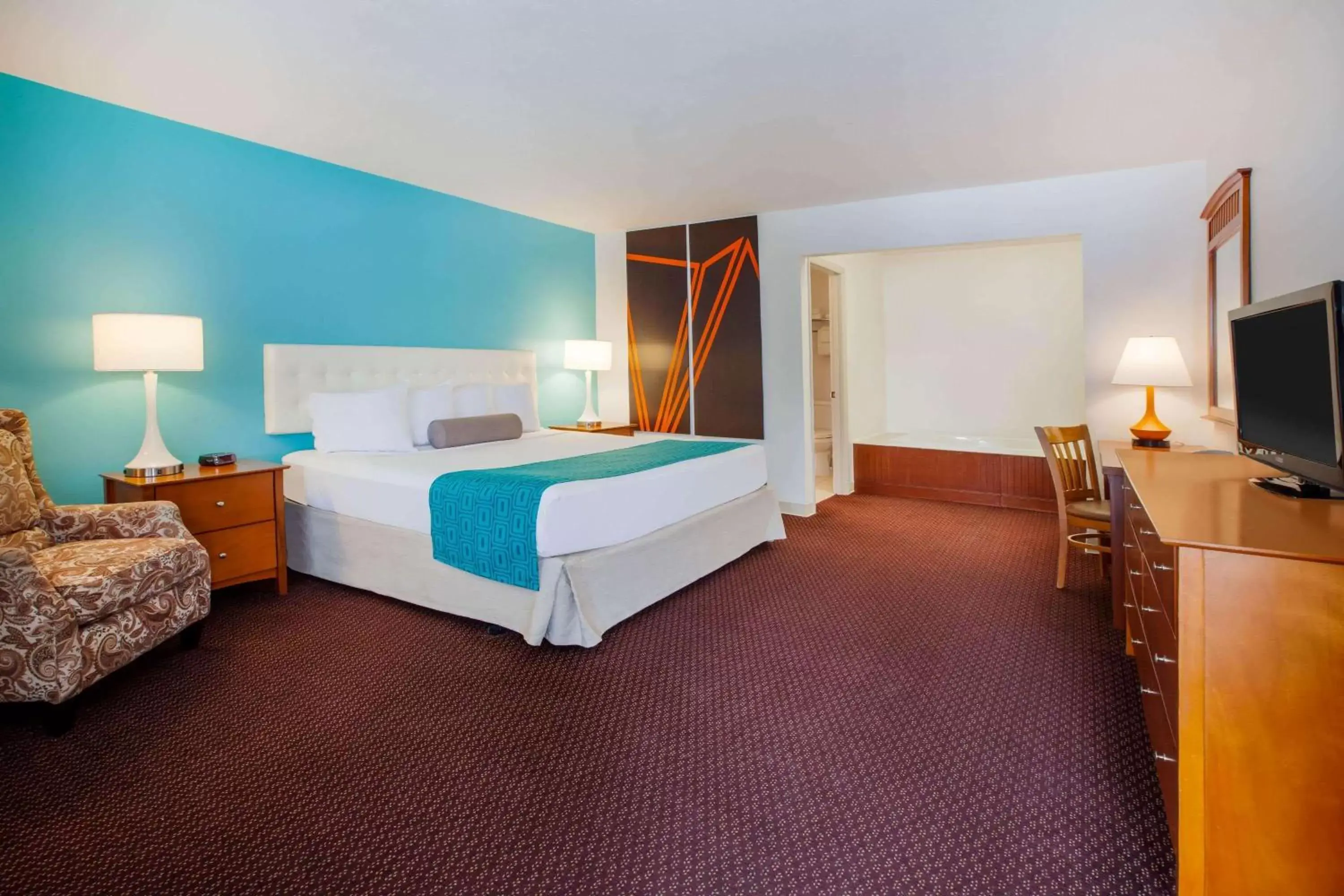 Photo of the whole room, Bed in Howard Johnson by Wyndham Traverse City