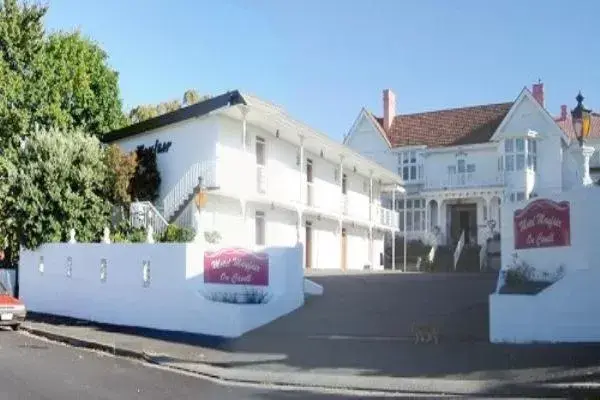 Facade/entrance, Property Building in Motel Mayfair on Cavell