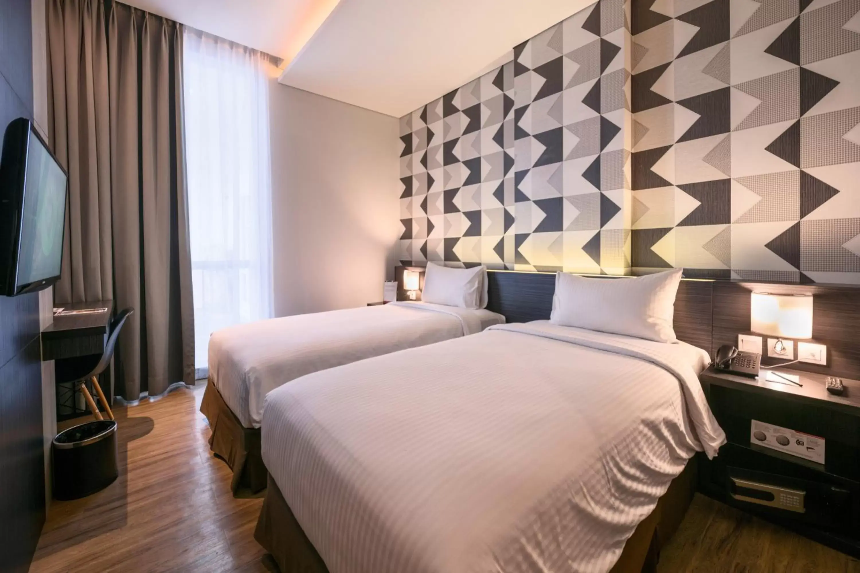 Photo of the whole room, Bed in Luminor Hotel Jemursari By WH with The Best Breakfast in Town and Located Near Surabaya Industrial Estate Rungkut SIER Photo of the whole room, Bed in Luminor Hotel Jemursari By WH with The Best Breakfast in Town and Located Near Surabaya Industrial Estate Rungkut SIER