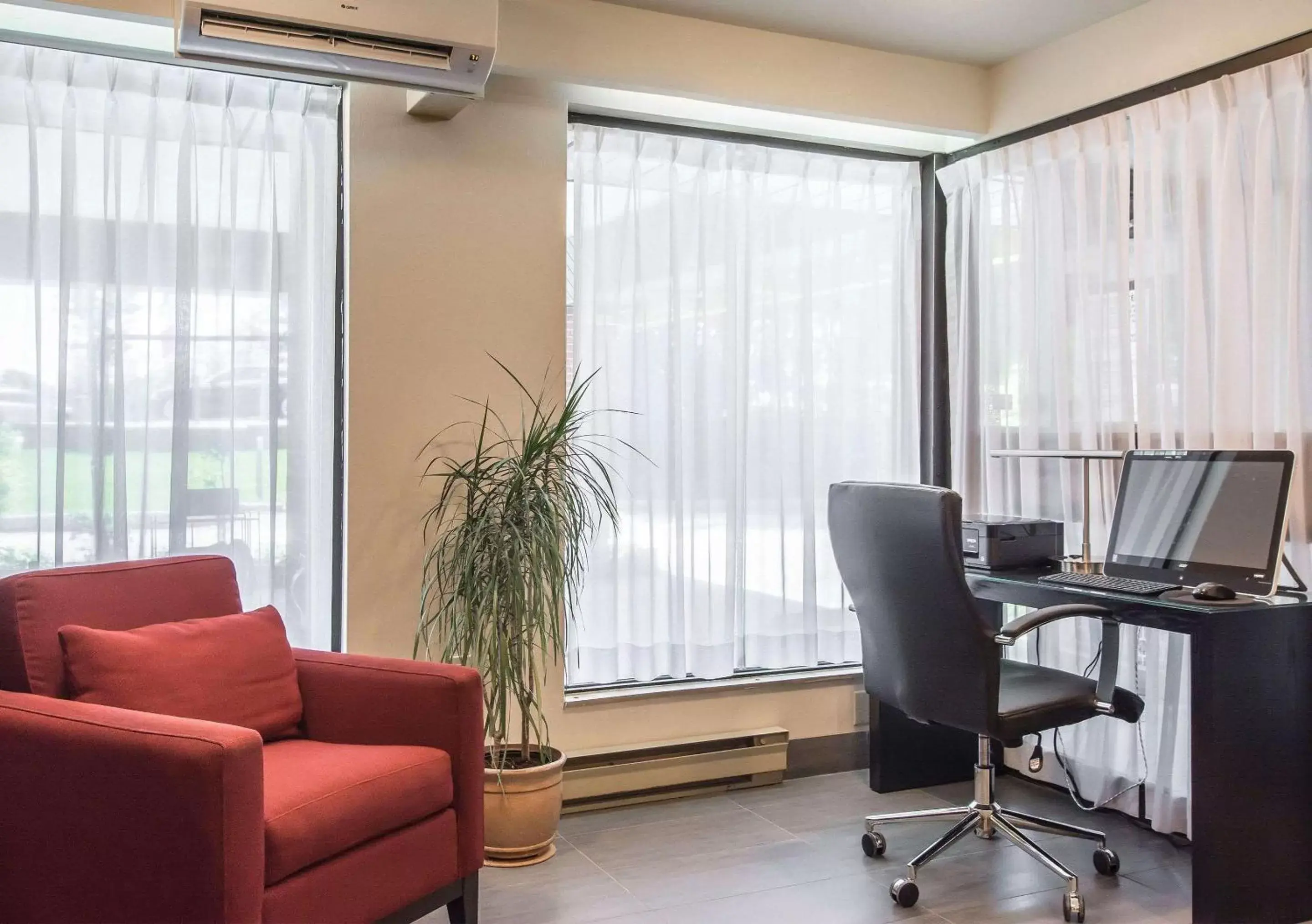 On site, Seating Area in Comfort Inn Sherbrooke