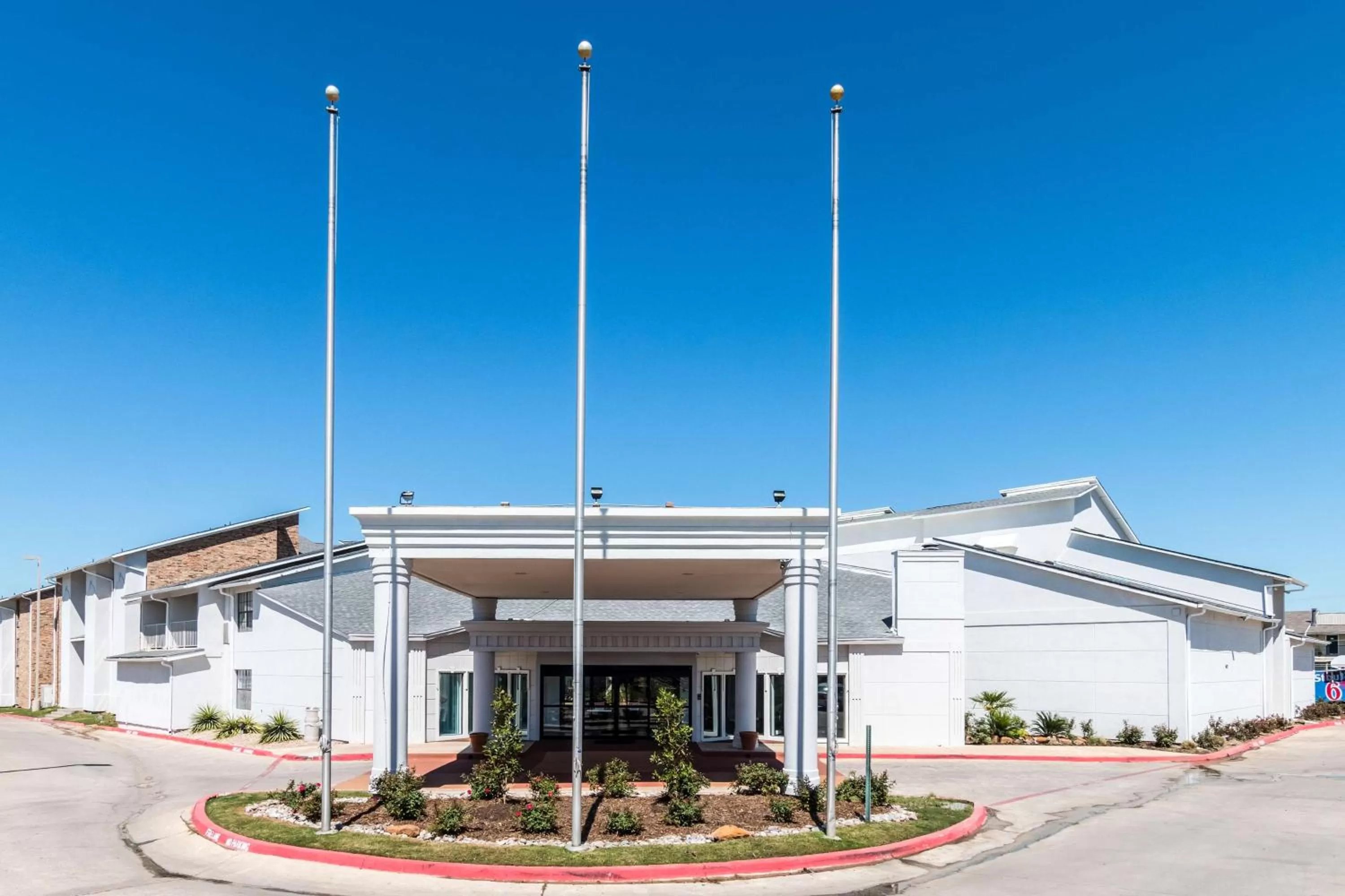 Property building in Studio 6-Arlington, TX