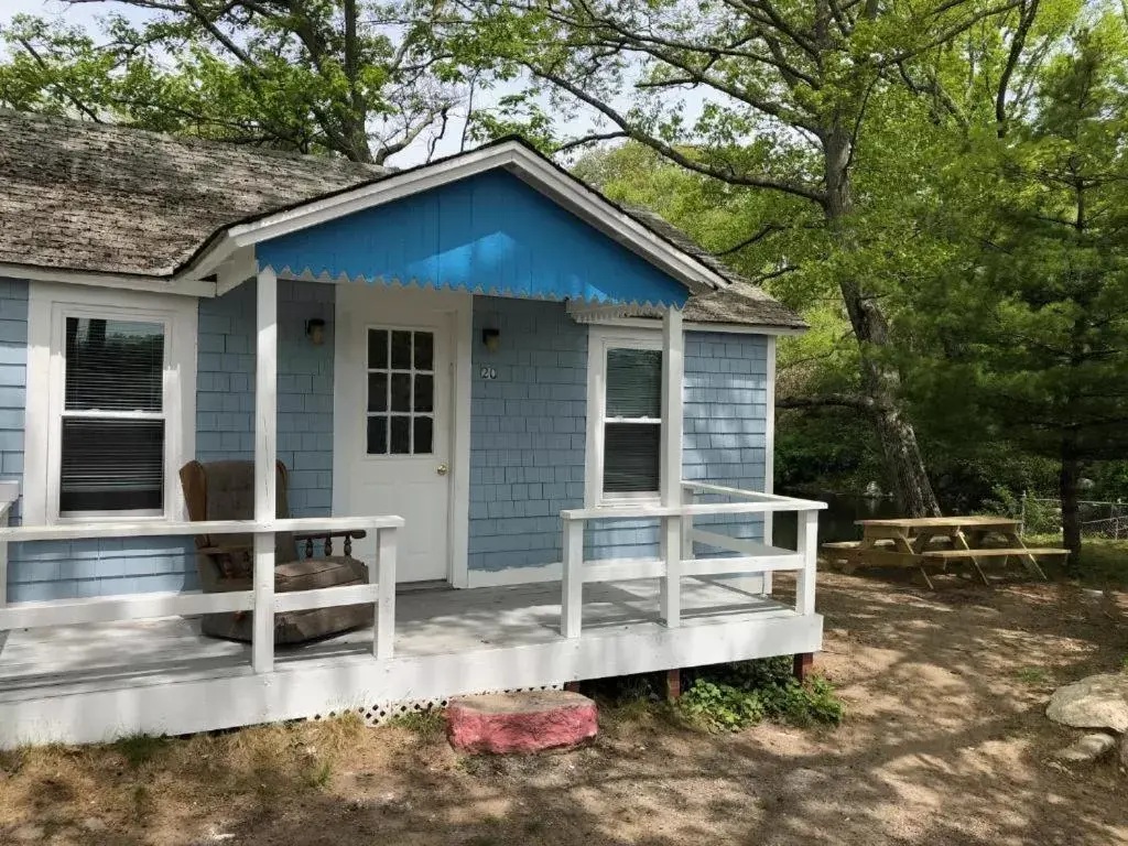 Patio, Property Building in Herring Run Motel and Tiny Cabins