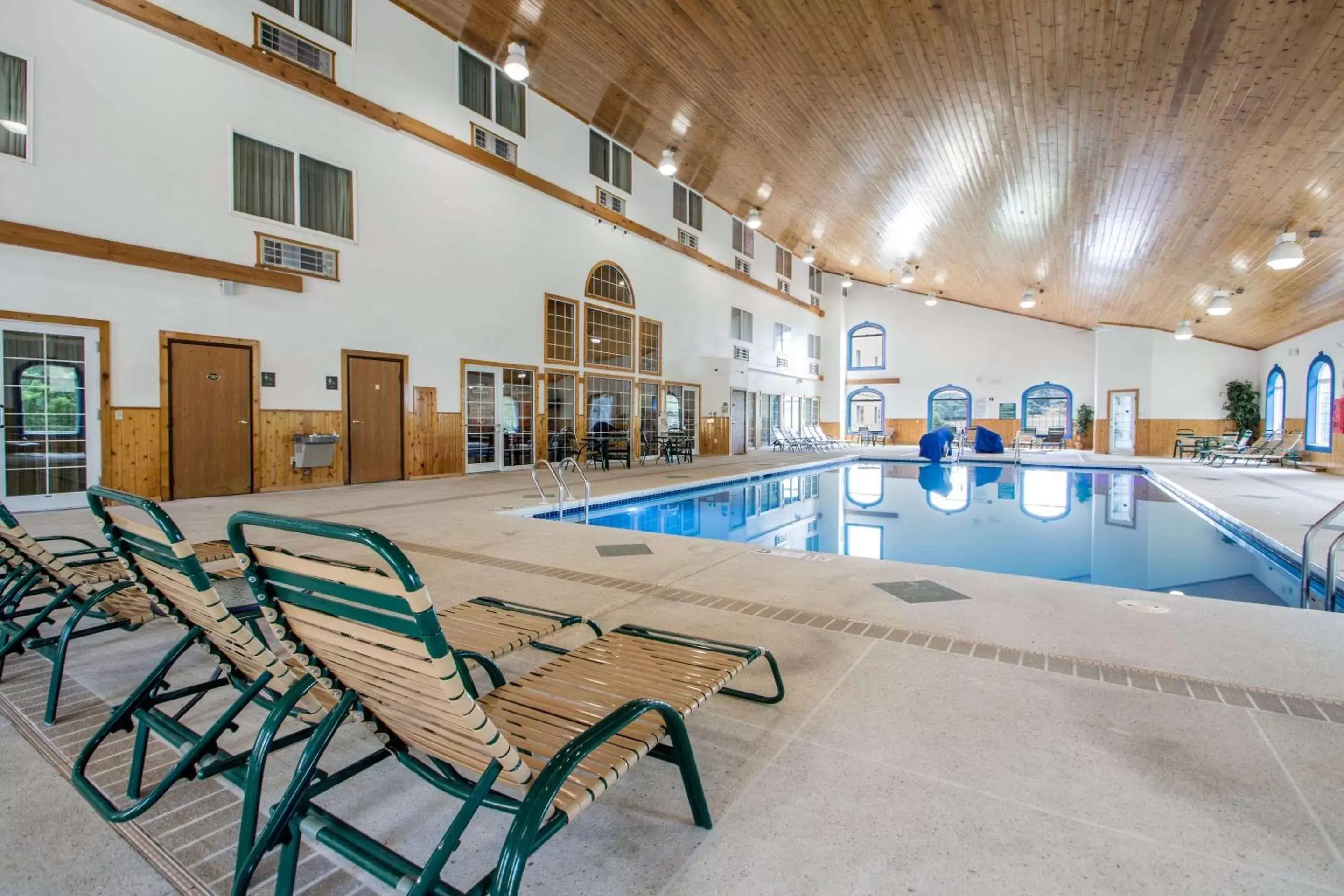 On site, Swimming Pool in Comfort Suites Wisconsin Dells Area
