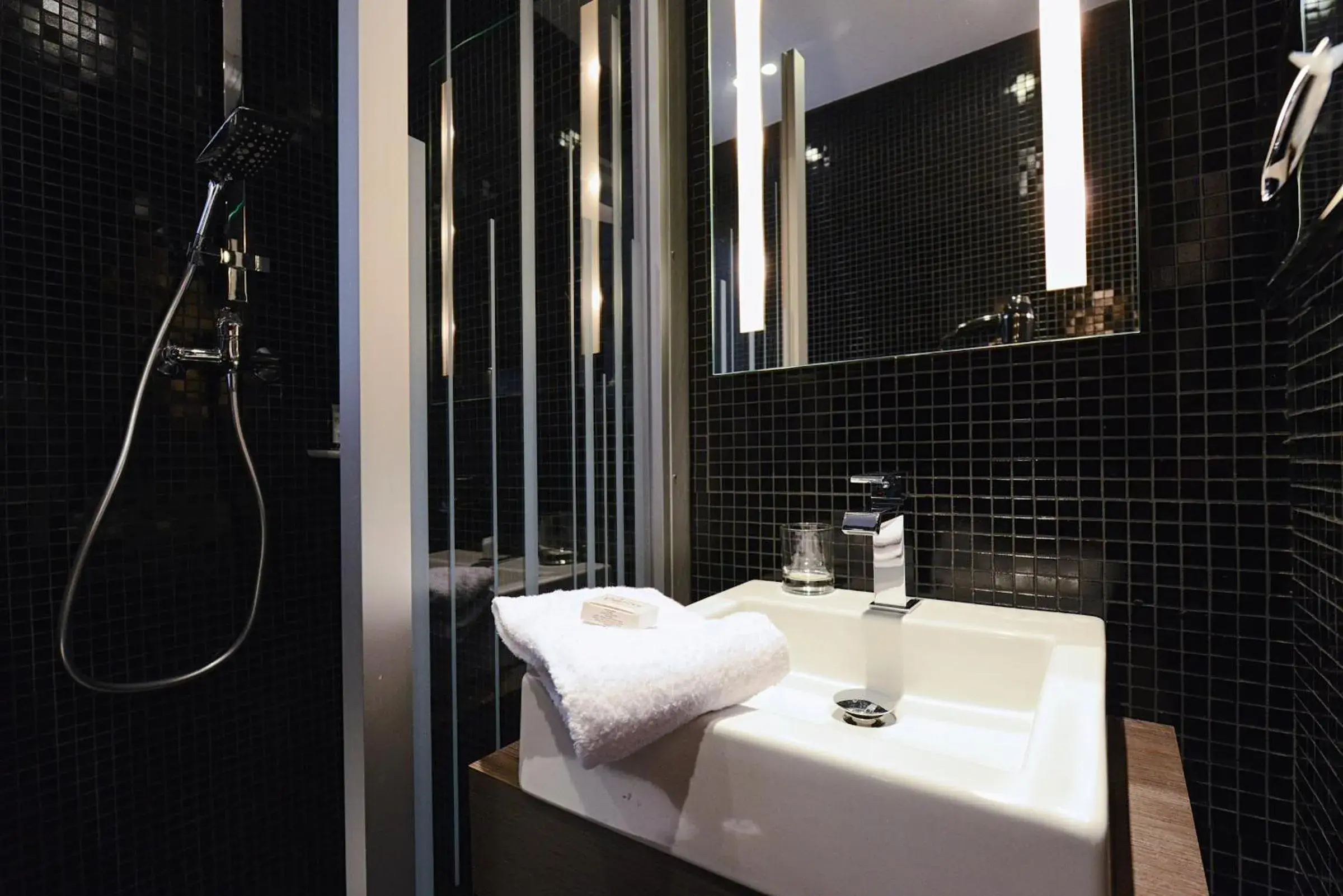 Shower, Bathroom in Hôtel de la Gaîté