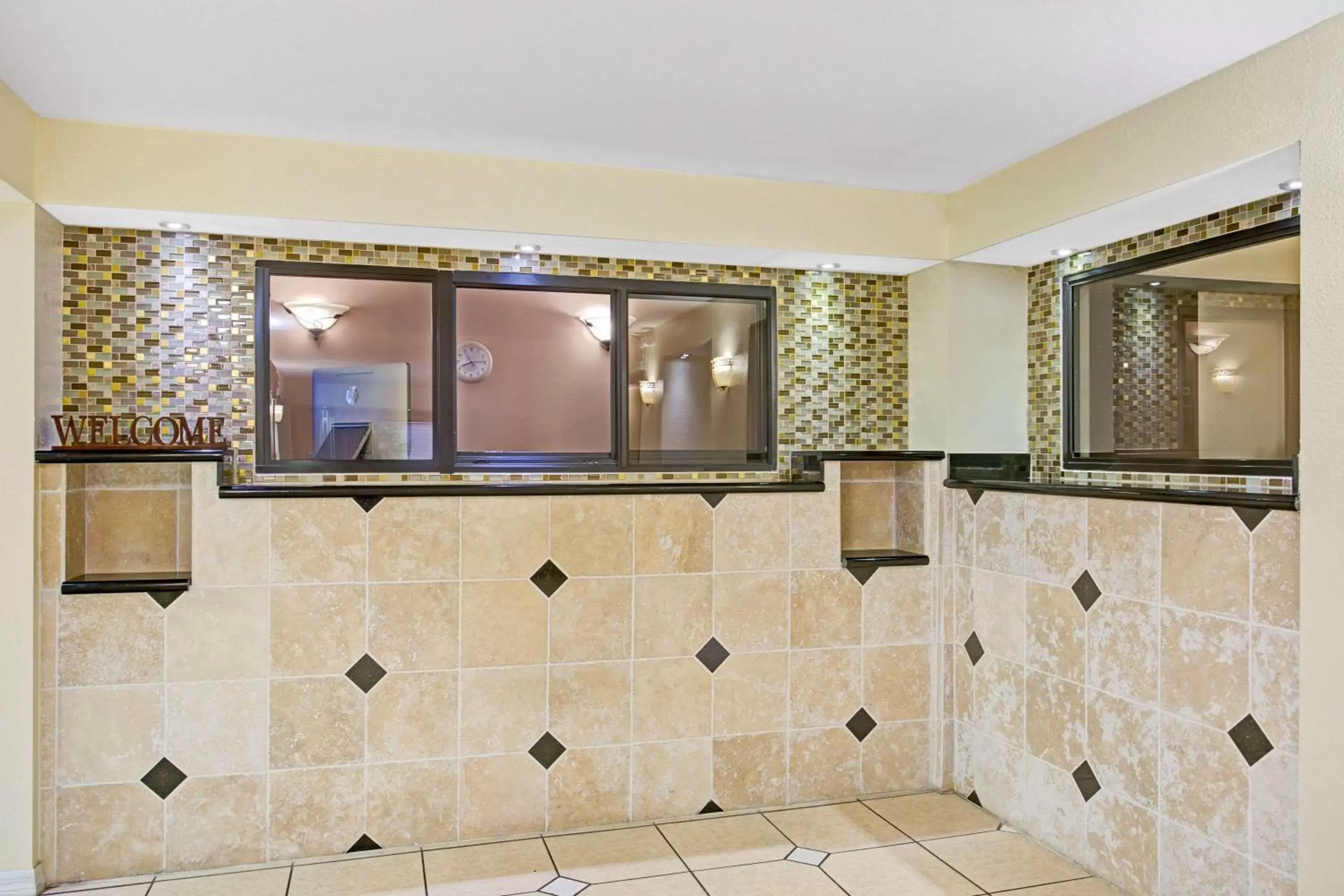 Lobby or reception, Lobby/Reception in Days Inn & Suites by Wyndham Tampa near Ybor City