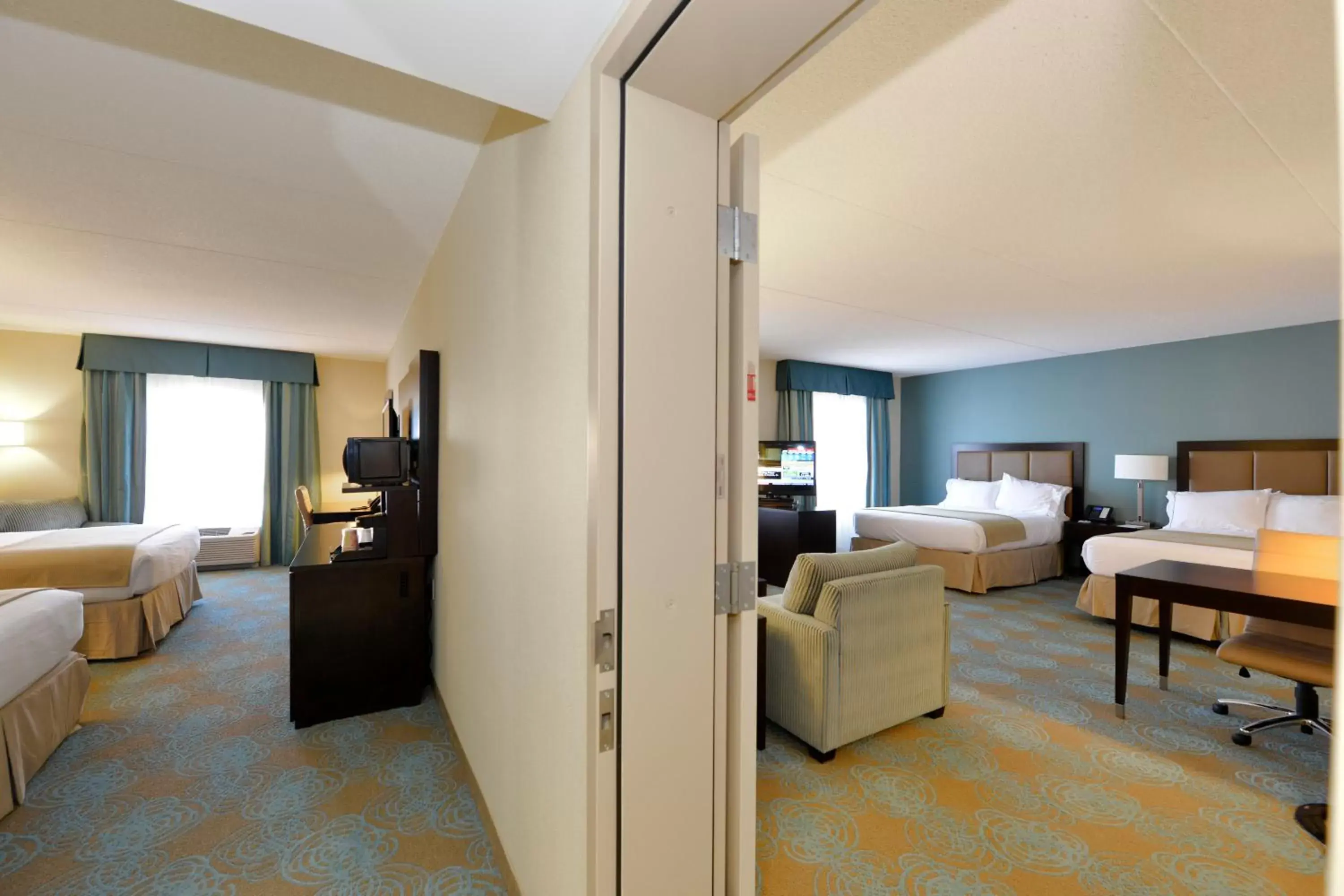 Photo of the whole room, Bed in Holiday Inn Express Hotel & Suites Waterloo - St. Jacobs Area, an IHG Hotel