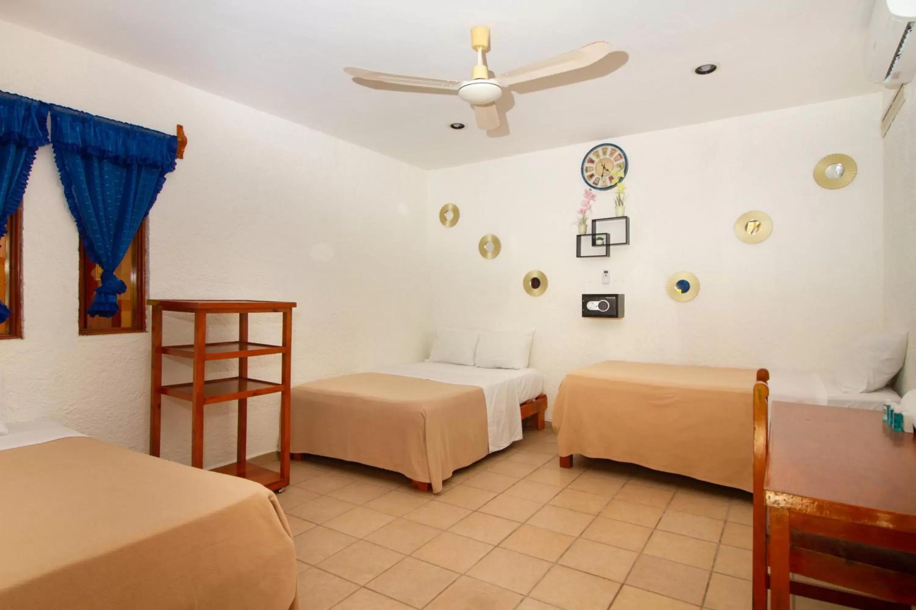 Photo of the whole room, Bed in Hotel Bosque Caribe, 5th Av. zone