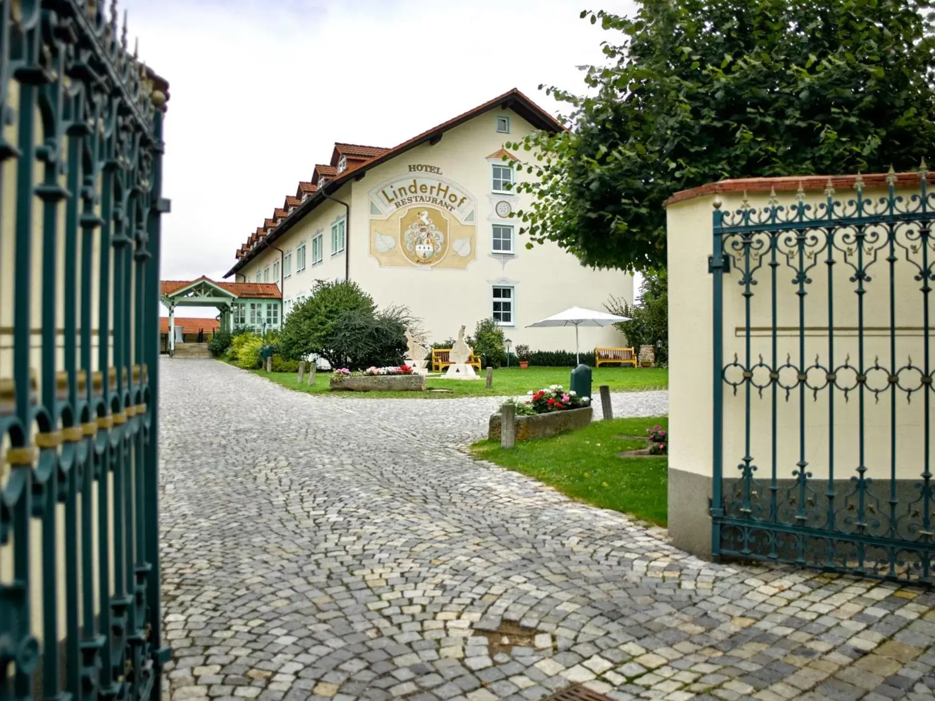 Facade/entrance, Property Building in Hotel Linderhof