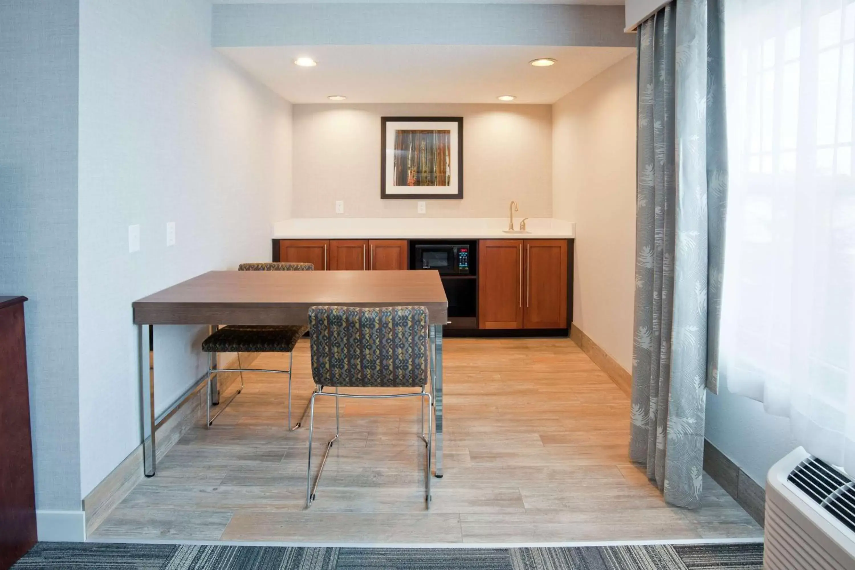 Kitchen or kitchenette, Dining Area in Hampton Inn Duluth-Canal Park