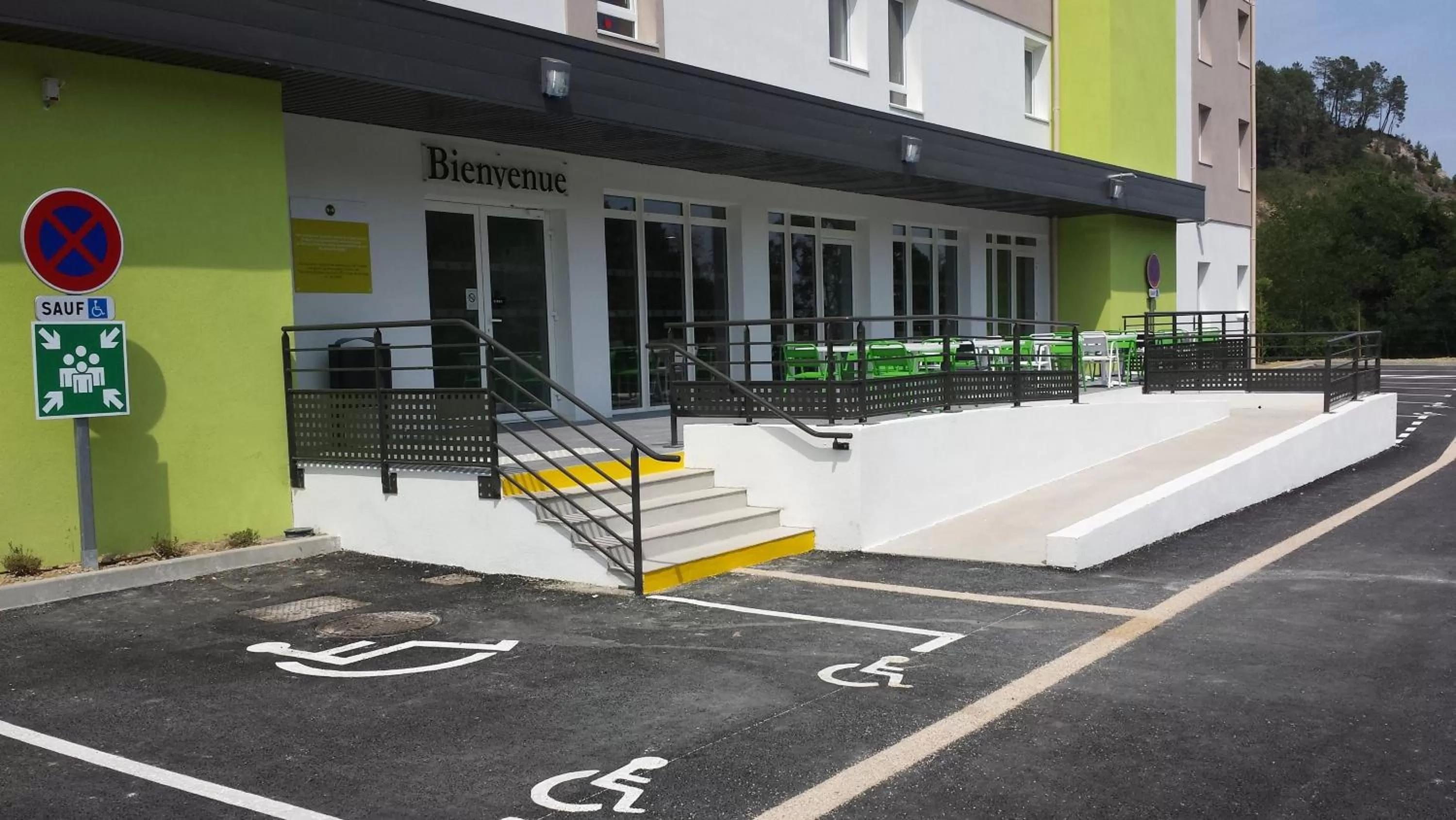 Facade/entrance in B&B HOTEL Alès - Pôle Mécanique