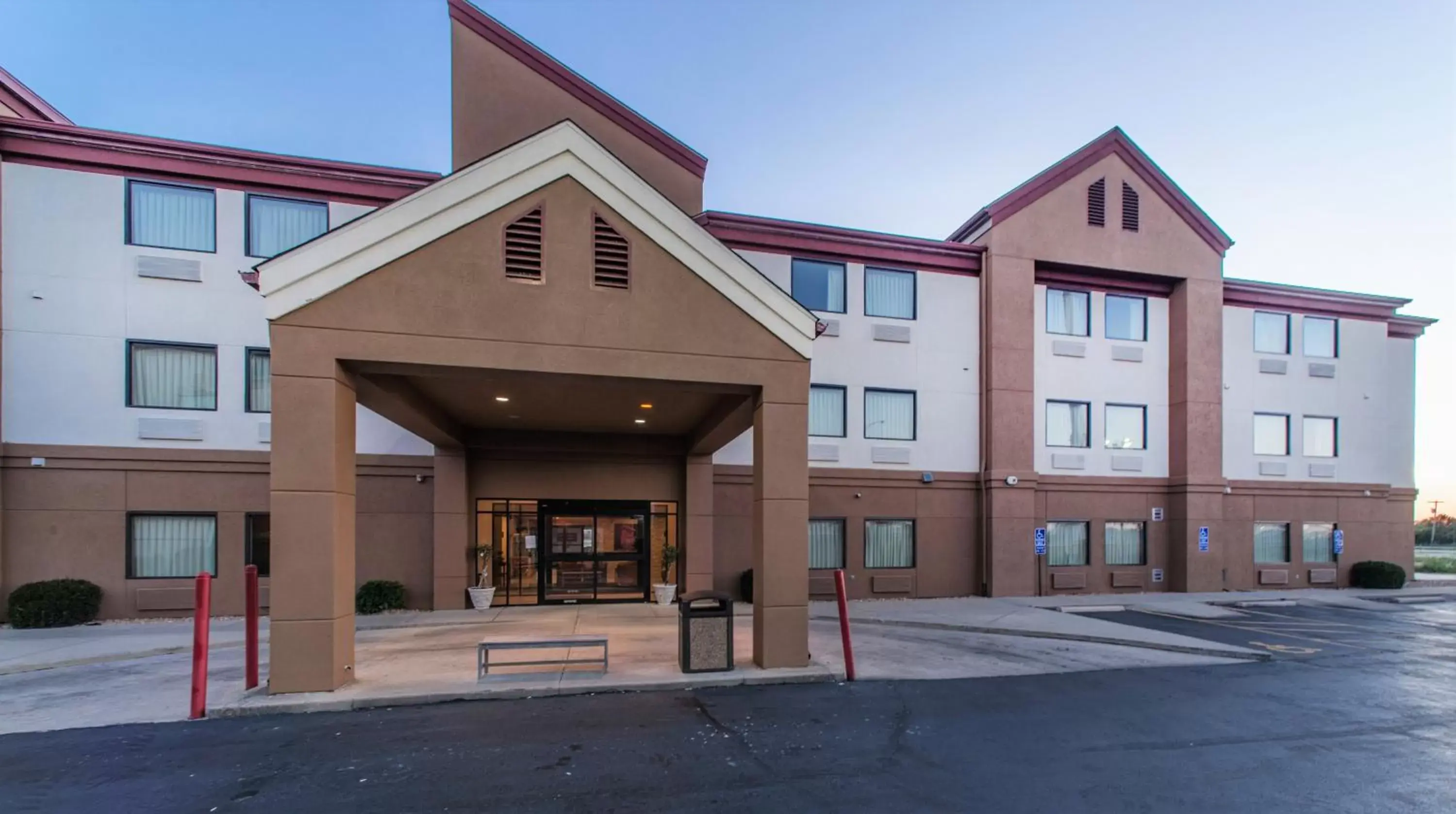 Property Building in Red Roof Inn St Louis - Troy, IL