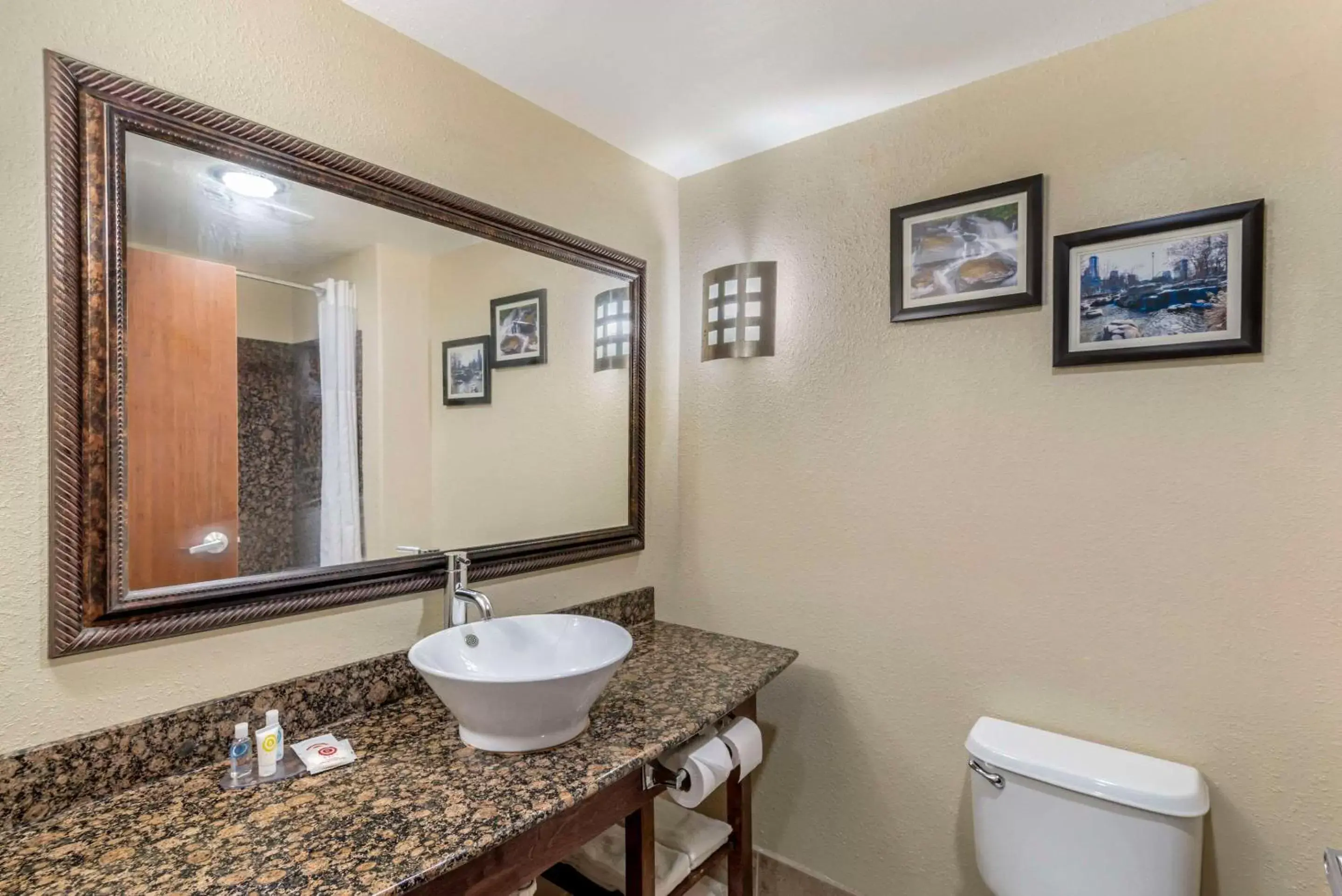 Bedroom in Comfort Suites At Kennesaw State University Bedroom in Comfort Suites At Kennesaw State University