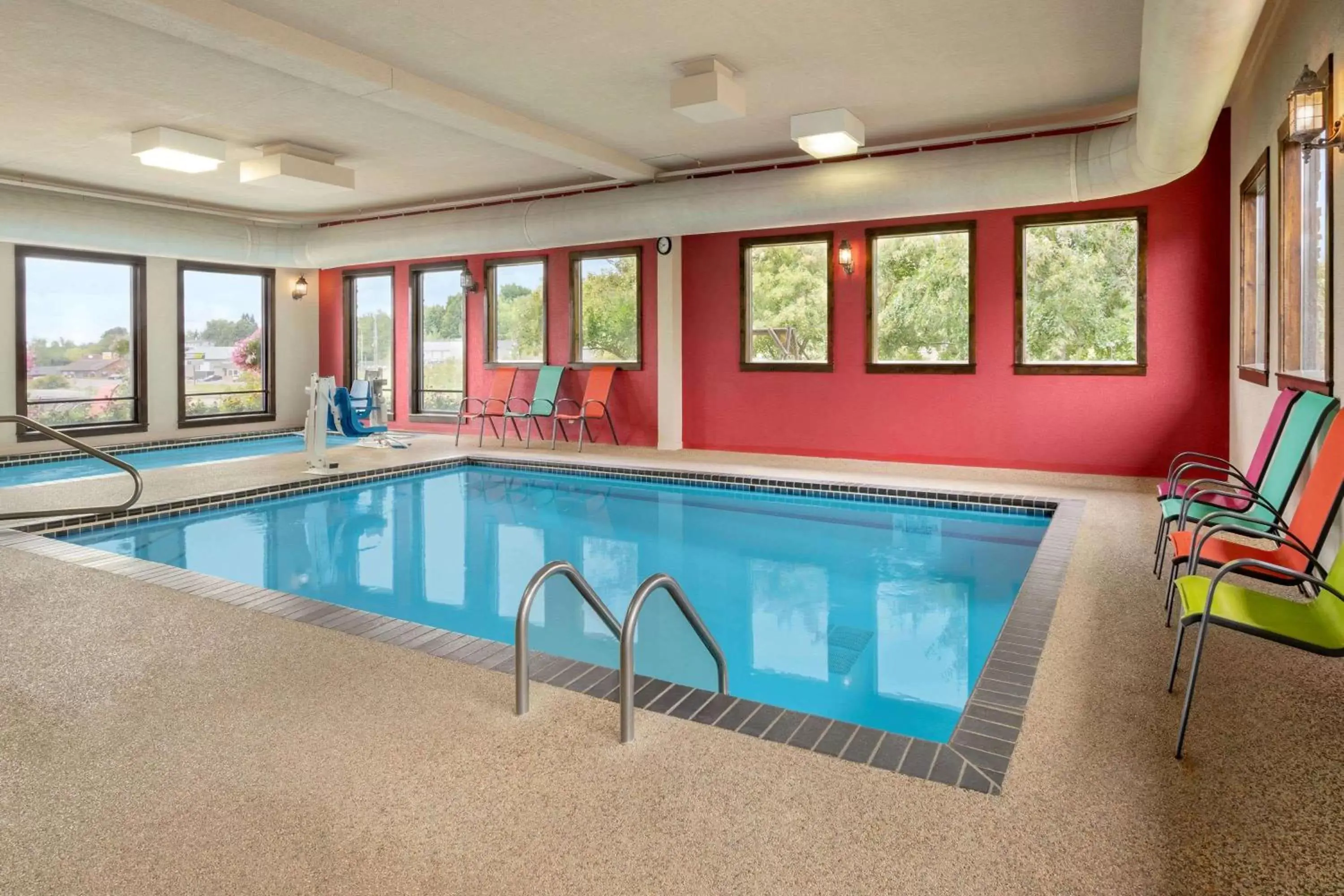 On site, Swimming Pool in Super 8 by Wyndham Eveleth