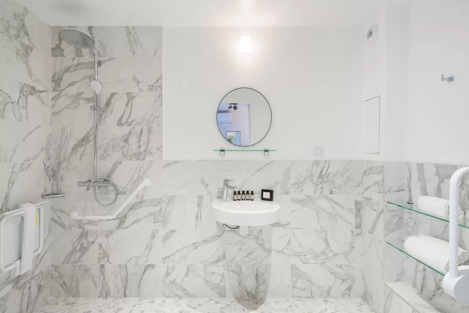Shower, Bathroom in Hôtel 31 - Paris Tour Eiffel