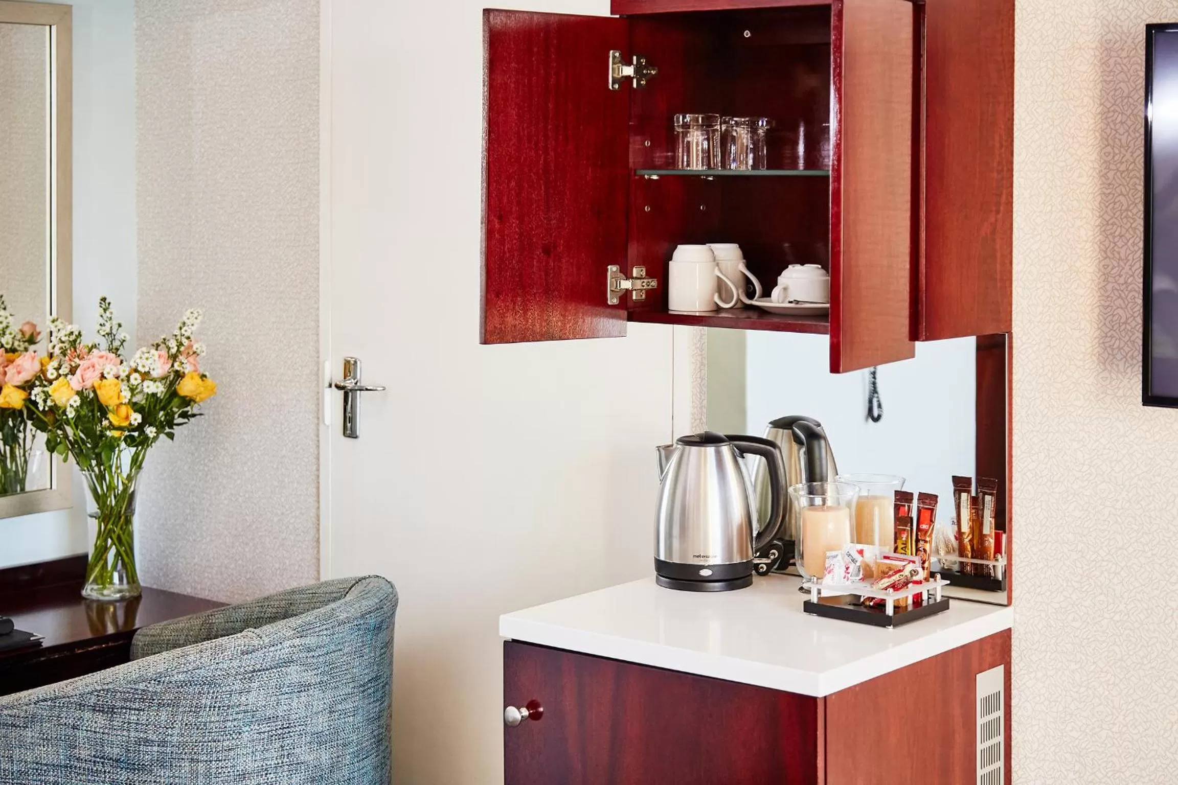 Coffee/tea facilities in First Group The Palace All-Suite