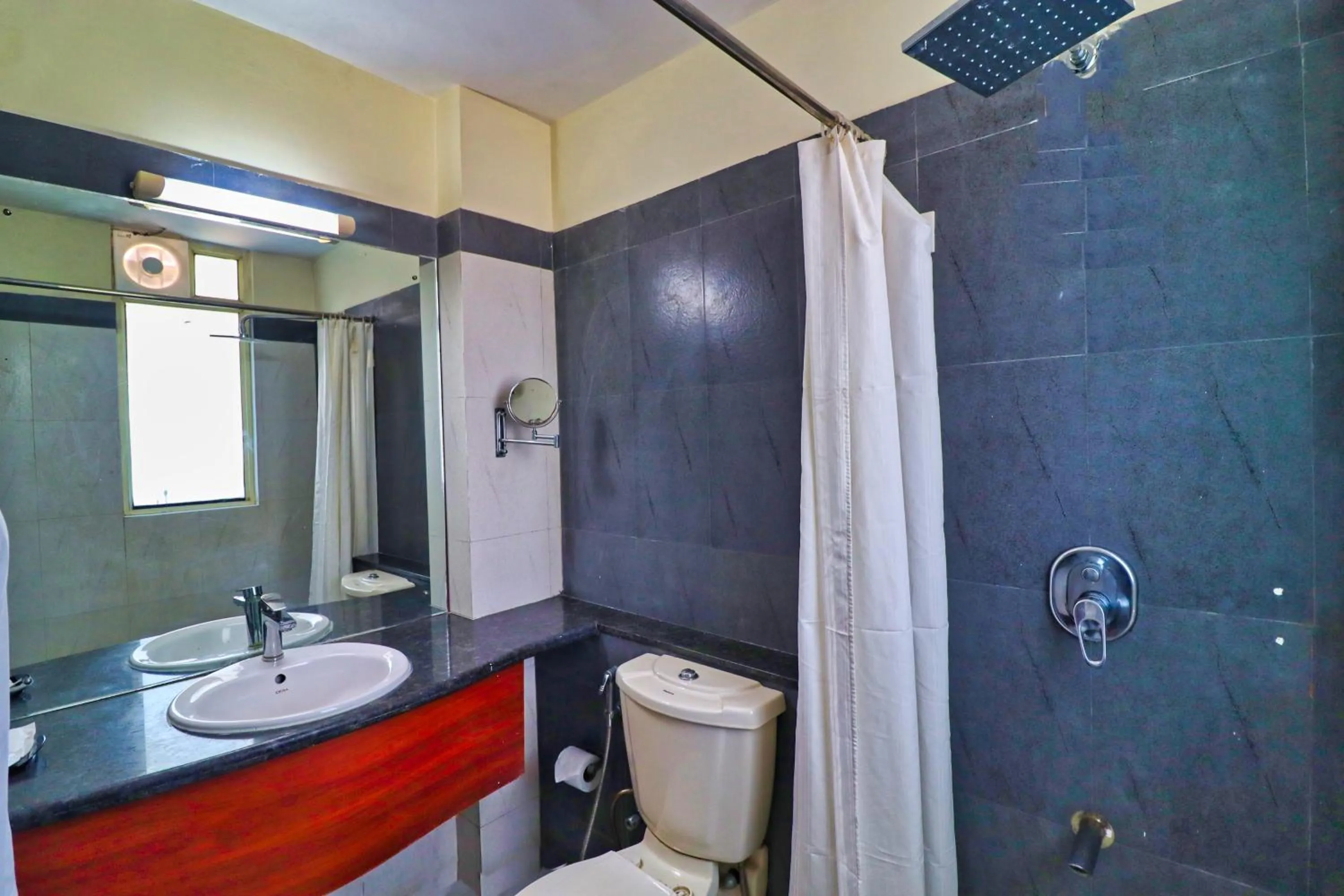 Bathroom in Hotel Clarks Inn Jaipur, Banipark