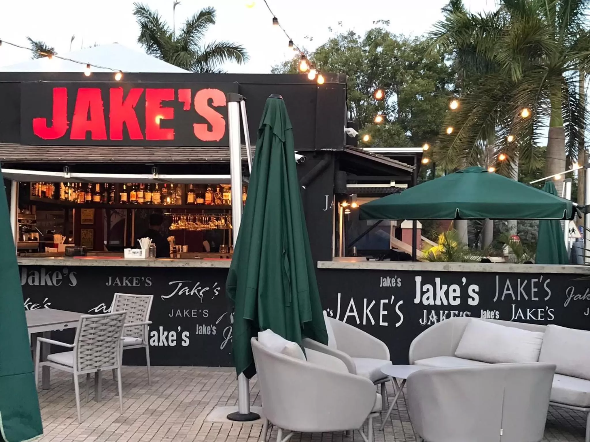 Restaurant/places to eat in Coconut Court Beach Hotel