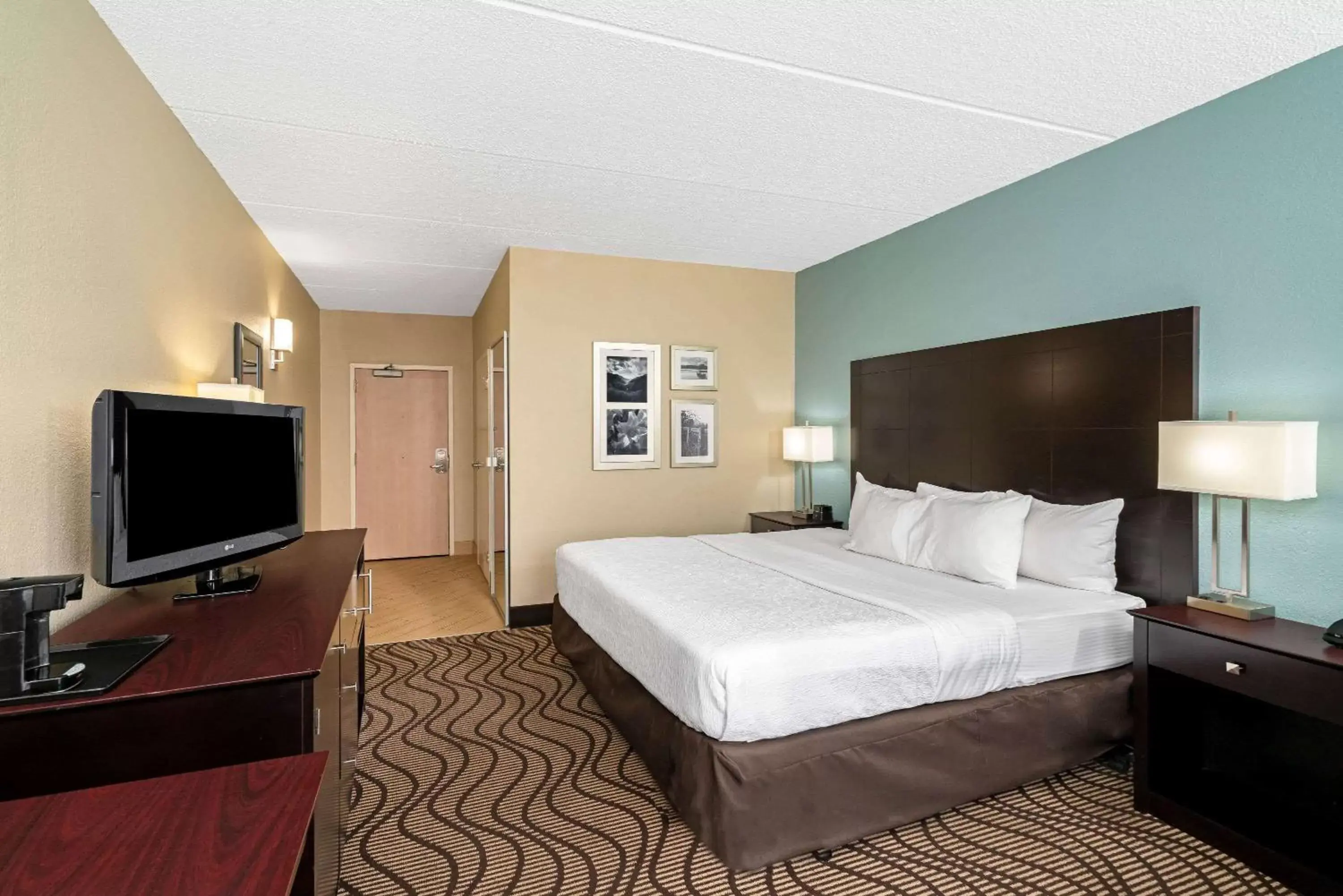 Photo of the whole room, Bed in La Quinta by Wyndham Knoxville Airport