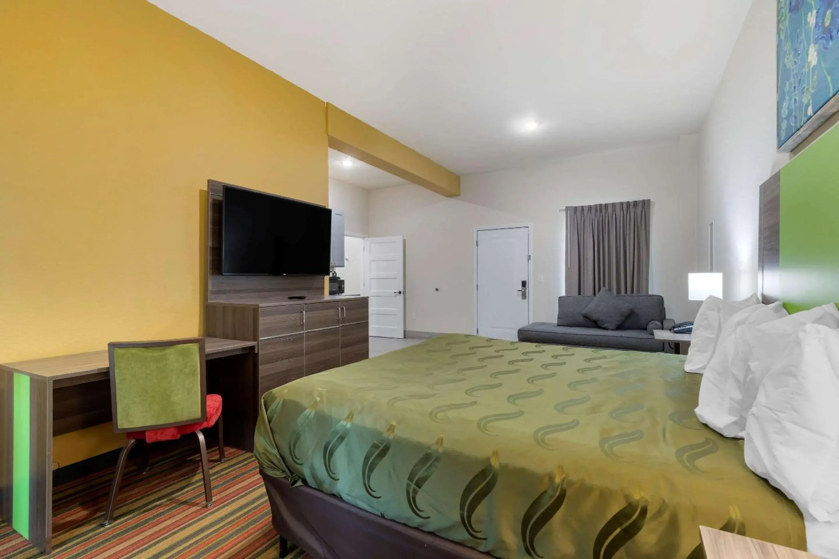 Photo of the whole room, Bed in Quality Inn & Suites Elgin by Choice Hotels