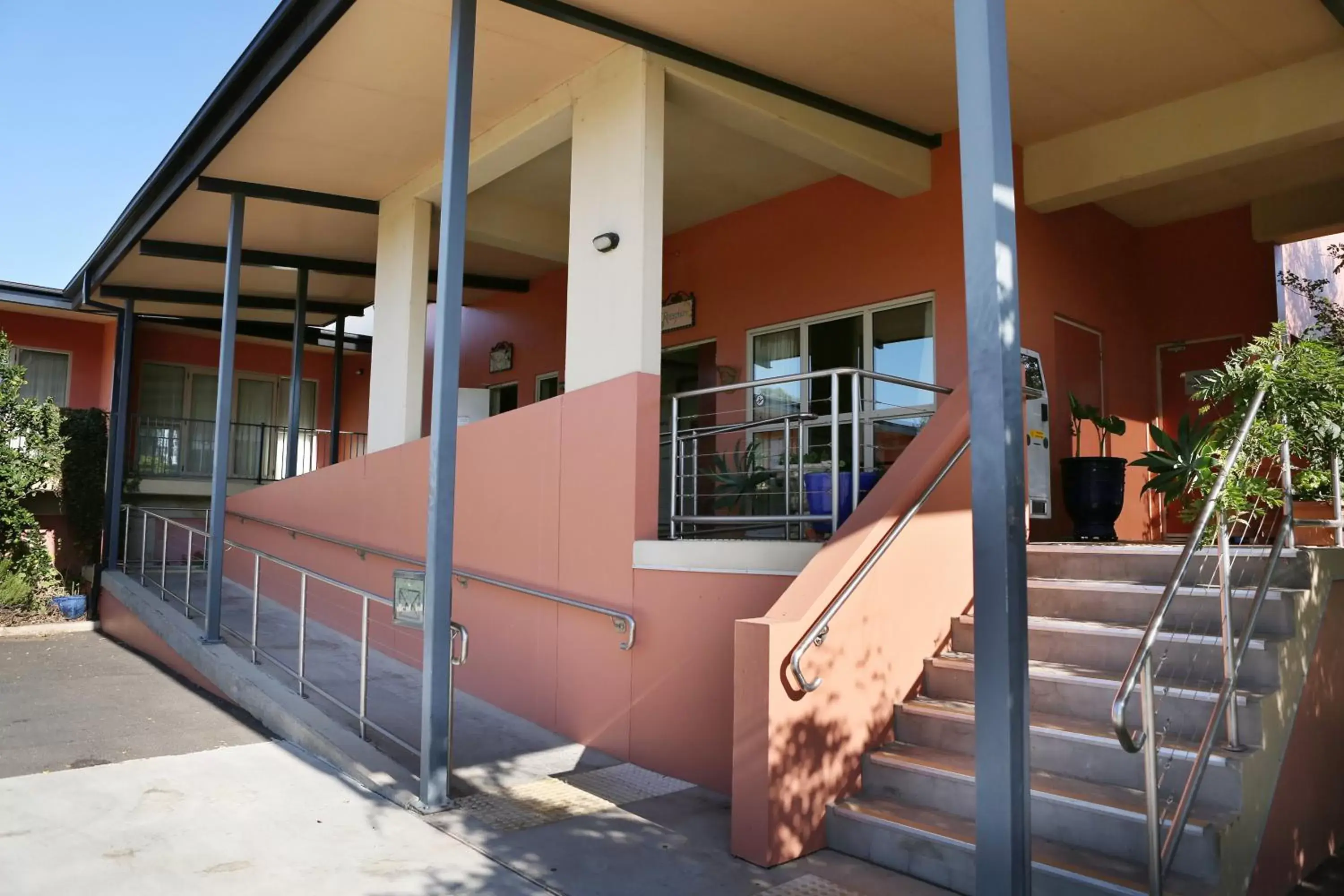 Facade/entrance in Forbes Victoria Inn