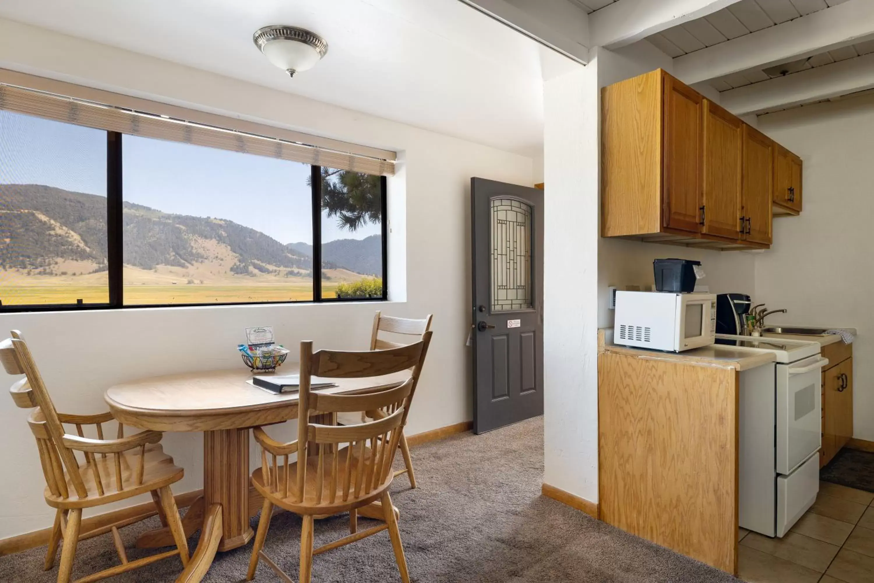 Dining area, Kitchen/Kitchenette in Elk Refuge Inn