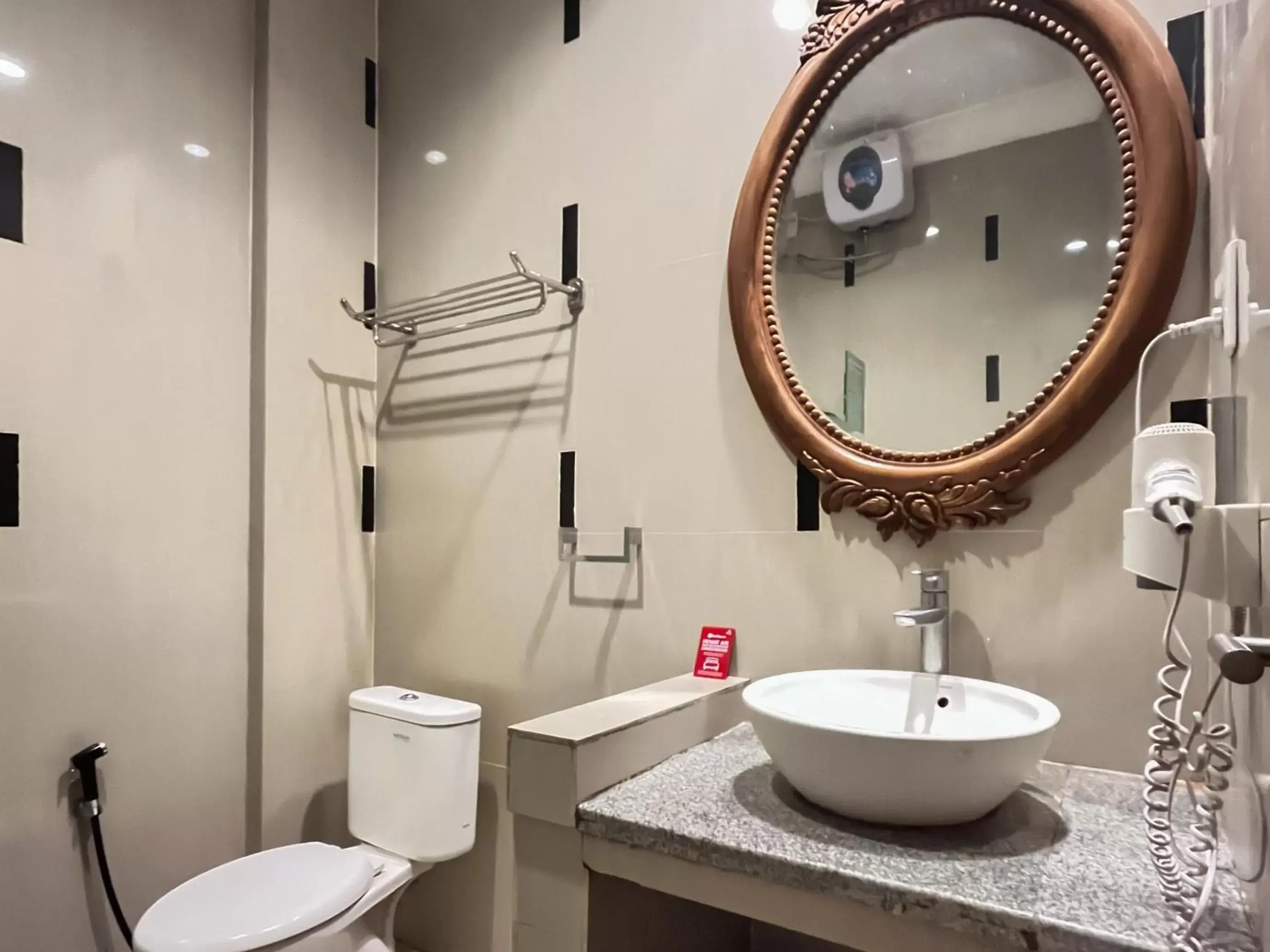 Bathroom in SUPER OYO Capital O 293 Mutiara Hijau Suites Syariah