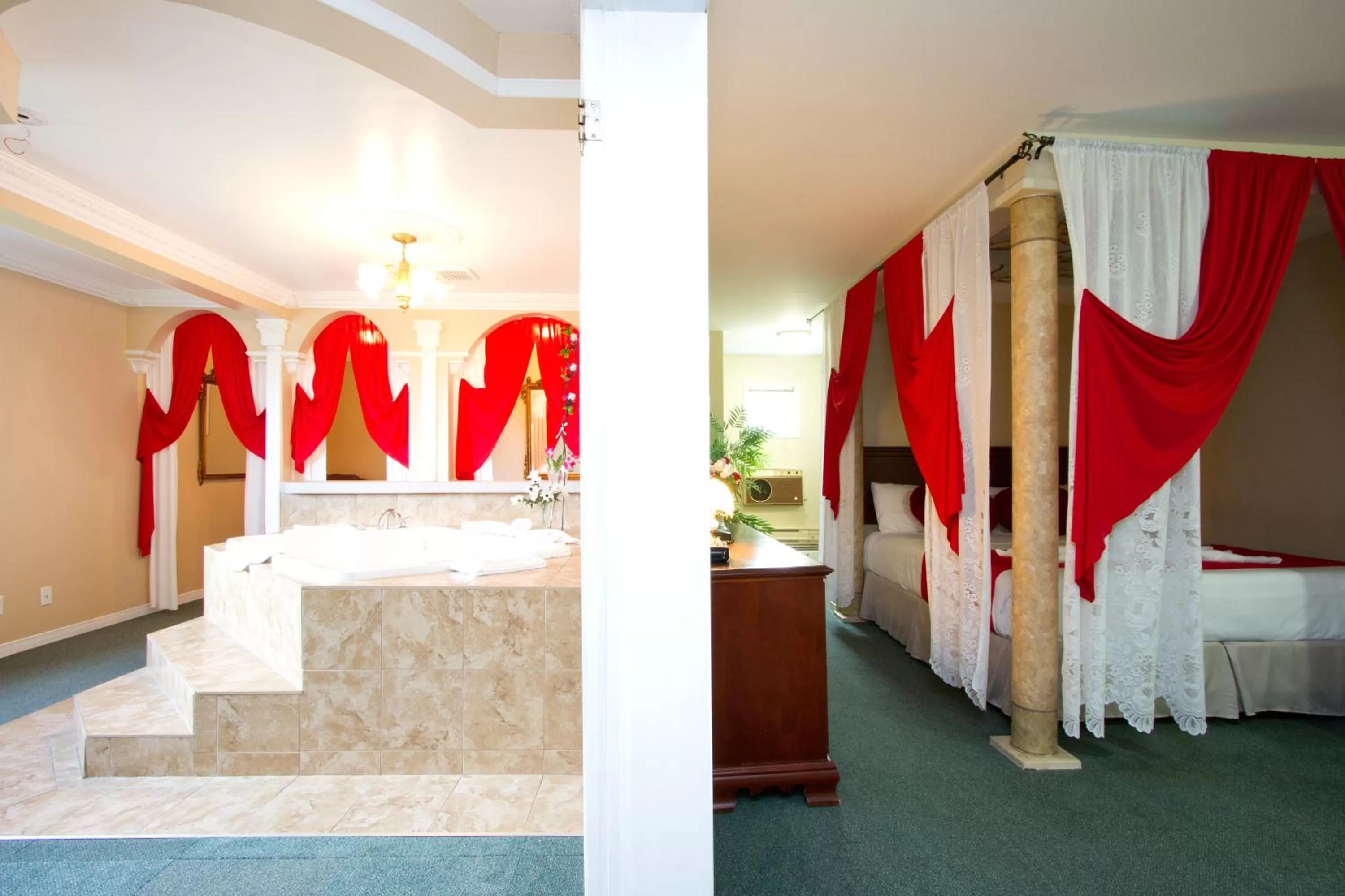 Photo of the whole room, Bed in Knights Inn Lindsay