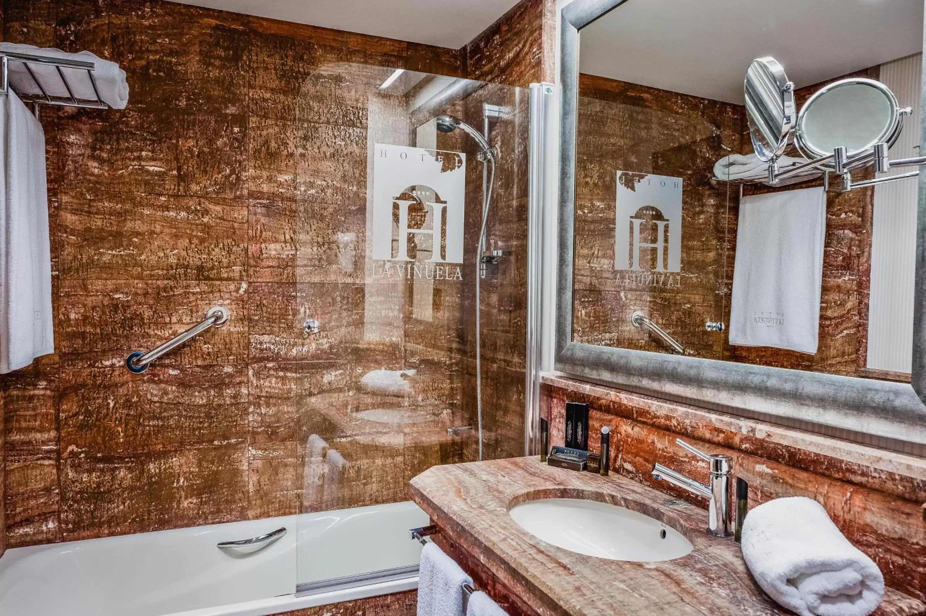 Bathroom in B bou Hotel La Viñuela & Spa