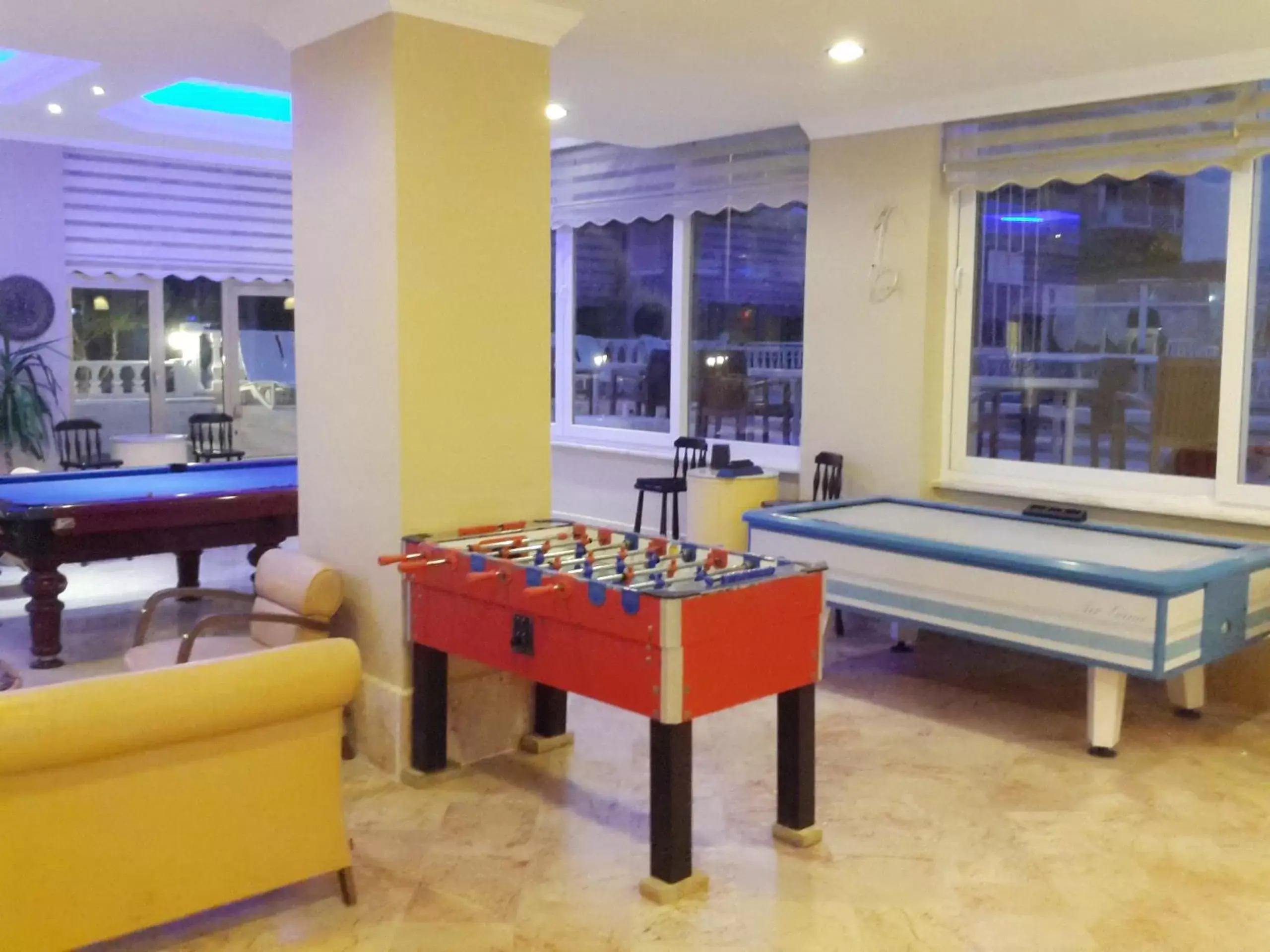 Communal lounge/ TV room, Billiards in Altinersan Hotel