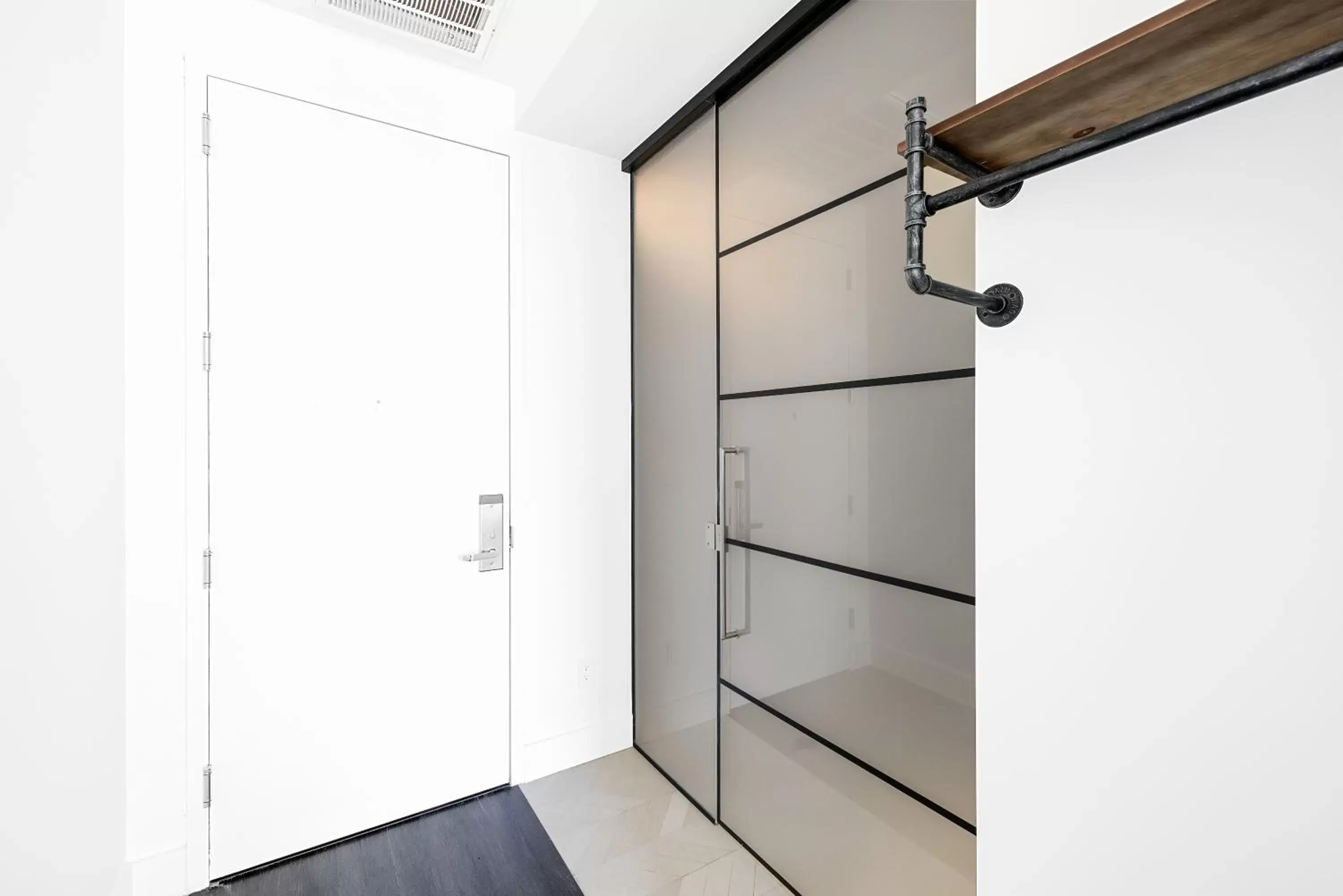 Deluxe Queen Room - Non-Smoking in The Bogart by LuxUrban Deluxe Queen Room - Non-Smoking in The Bogart by LuxUrban