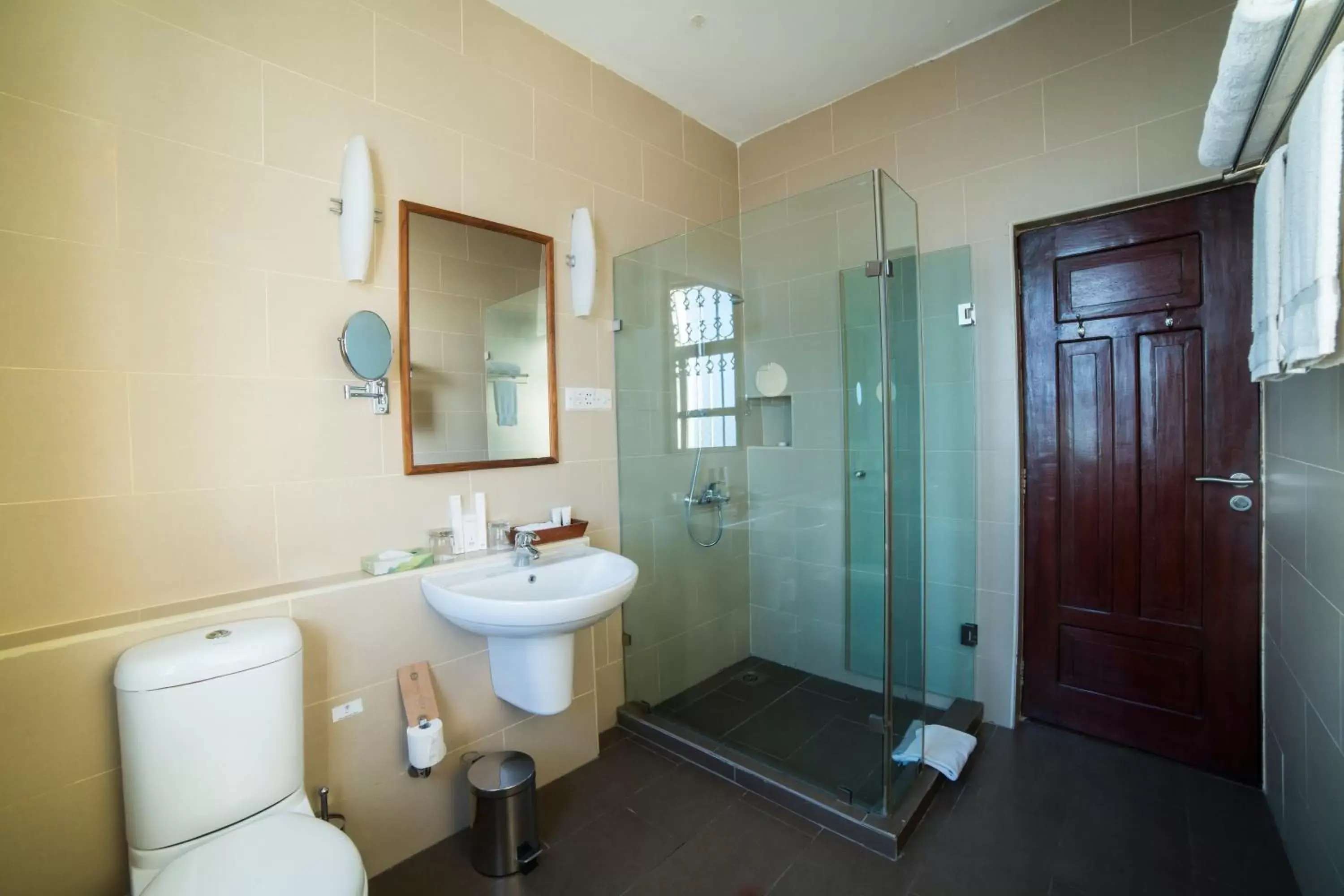 Shower, Bathroom in Maru Maru Hotel