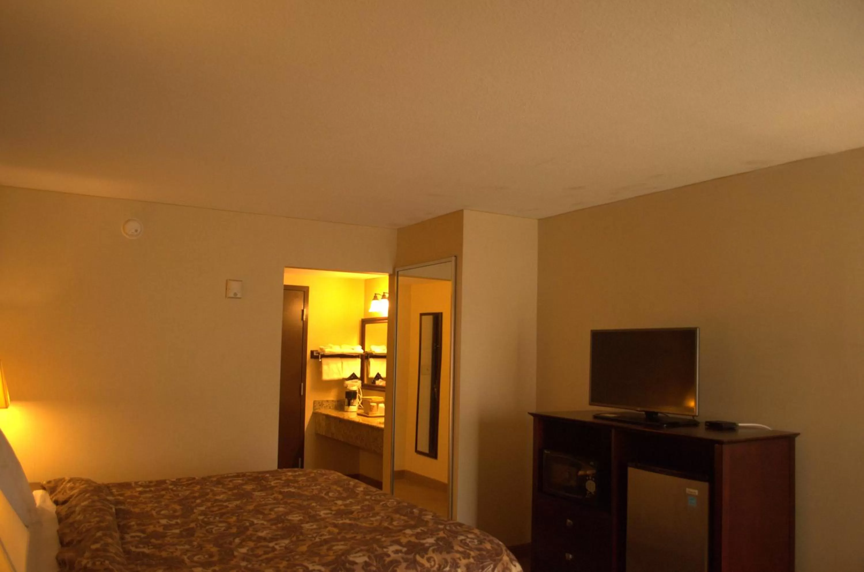 Bedroom, Bed in Rodeway Inn & Suites East Windsor