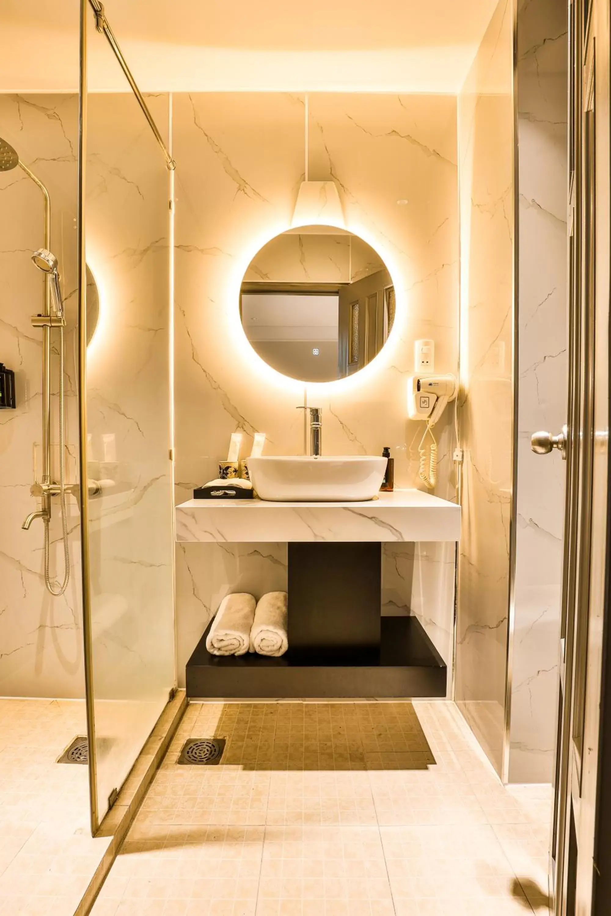 Shower in La Paix Sài Gòn - Boutique Hotel Shower in La Paix Sài Gòn - Boutique Hotel