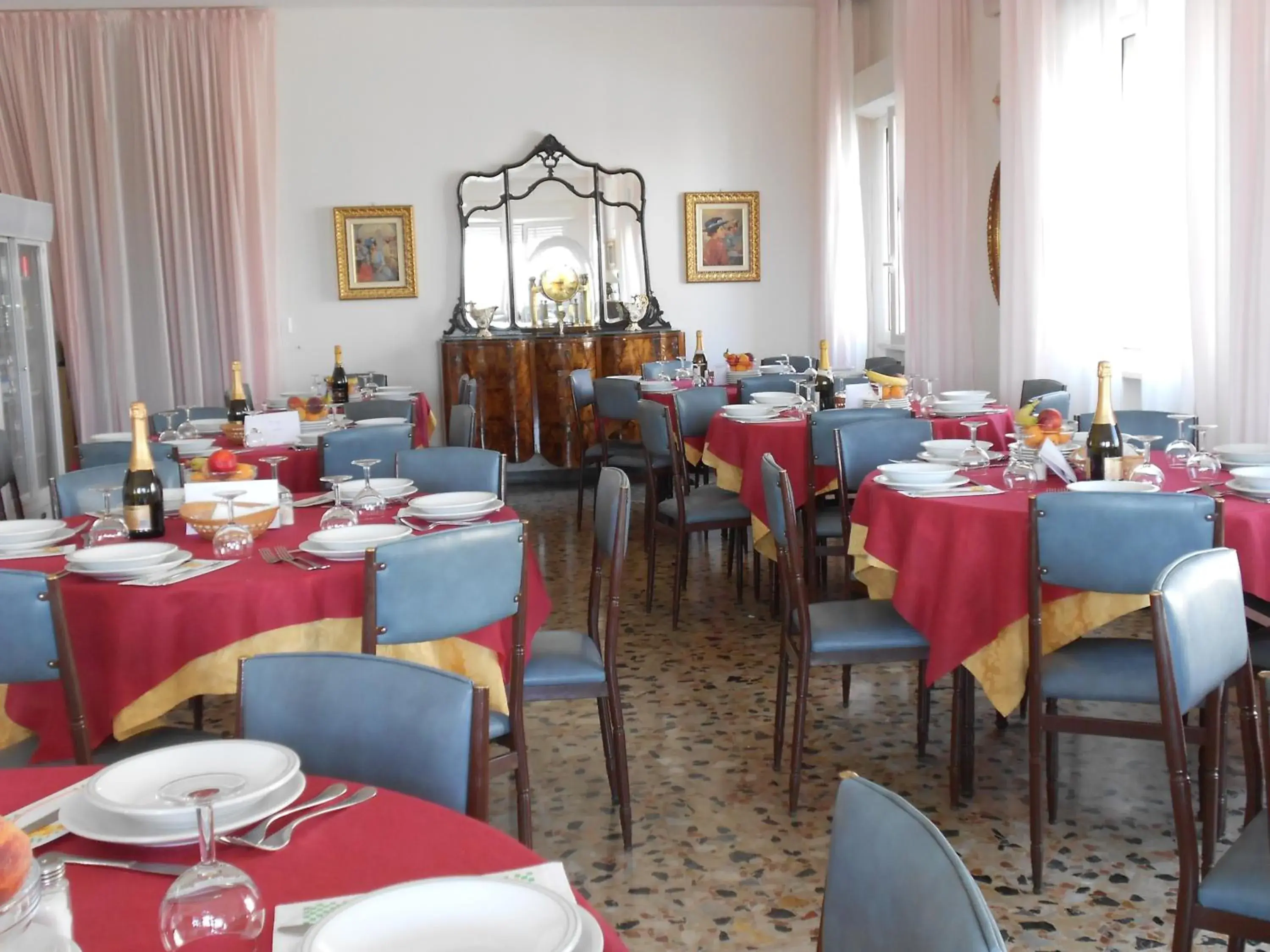 Restaurant/Places to Eat in Hotel Laguna Blu