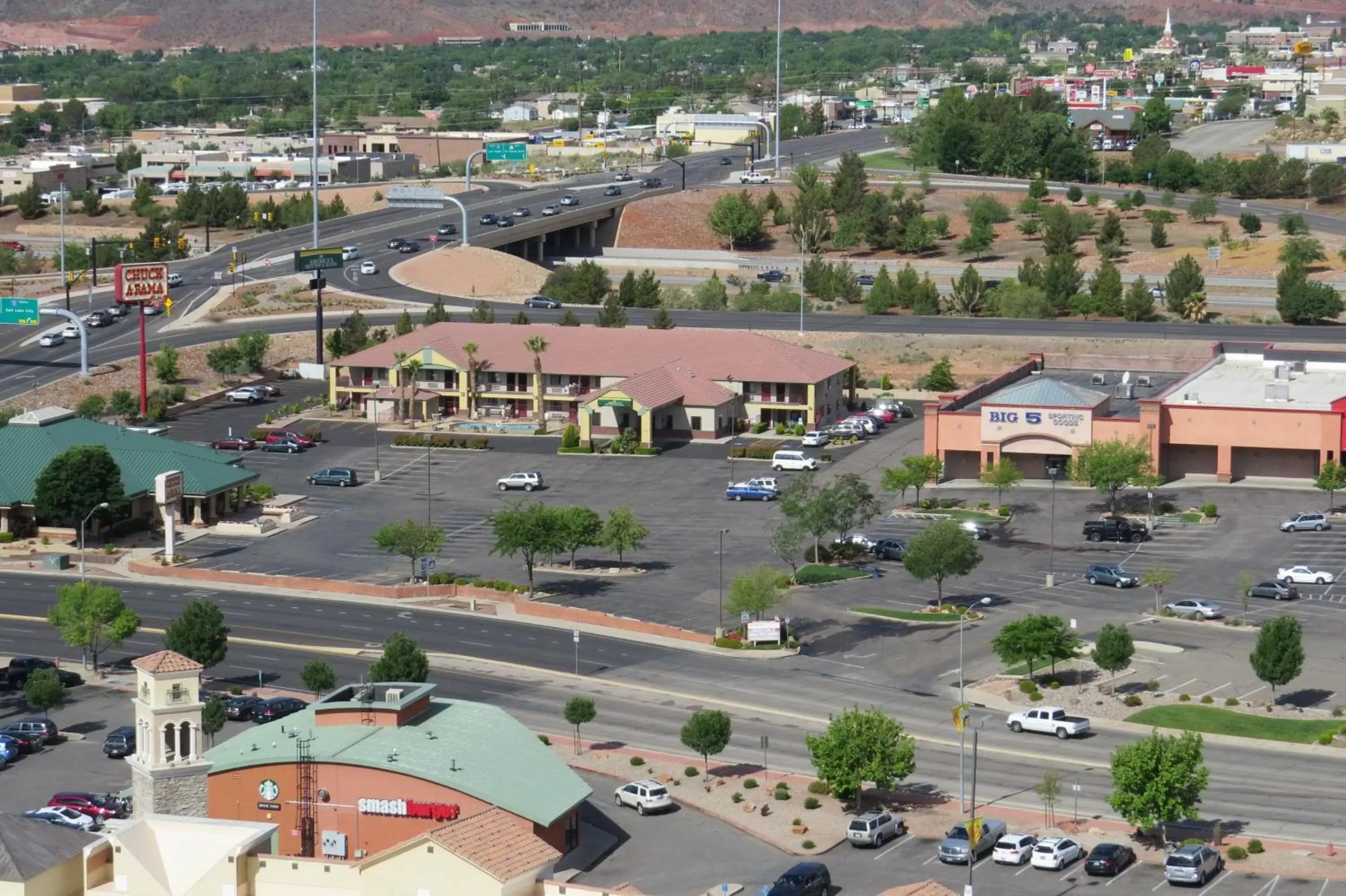 Facade/entrance, Bird's-eye View in America's Best Inn & Suites Saint George