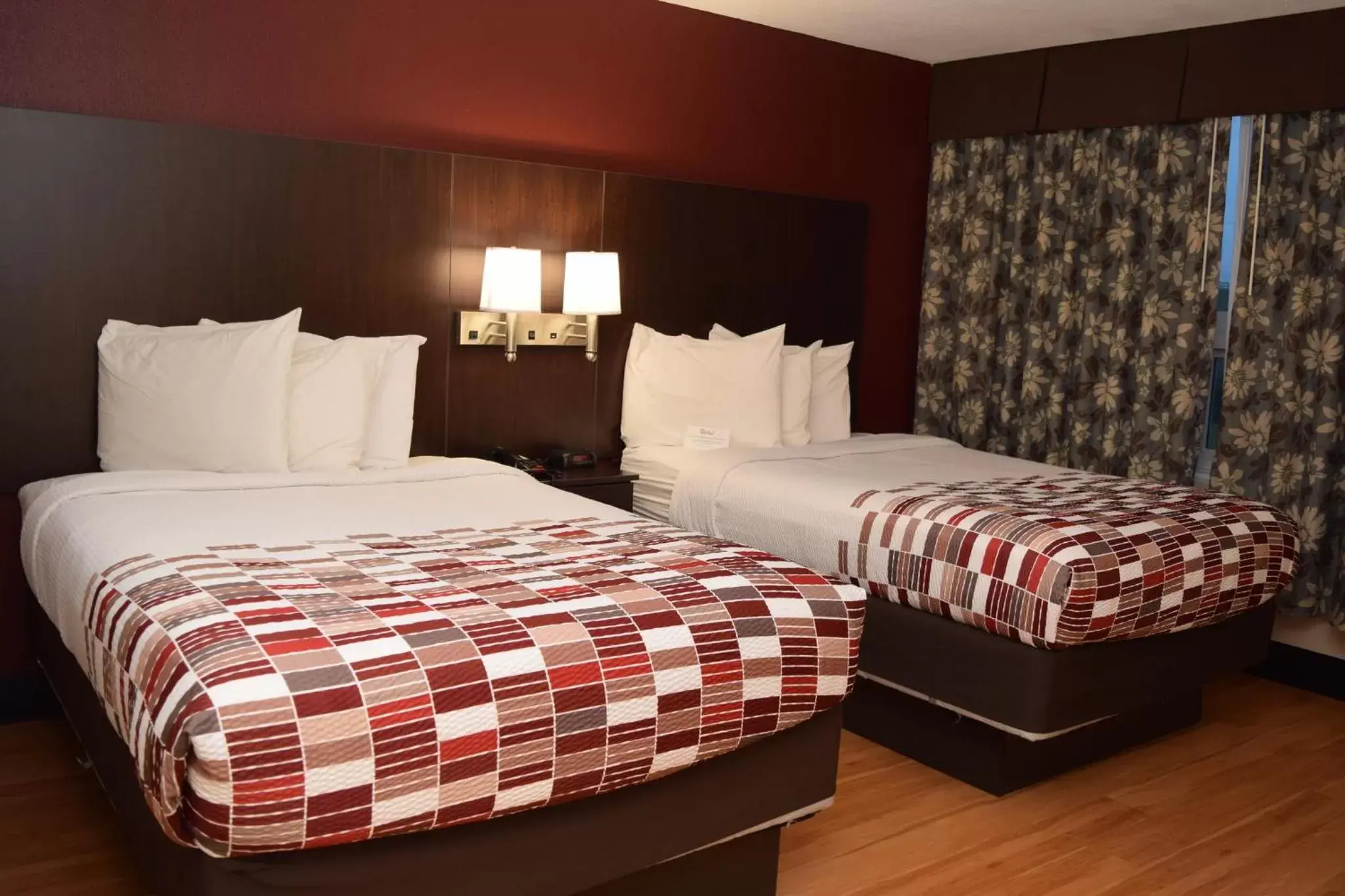 Photo of the whole room, Bed in Red Roof Inn Batavia