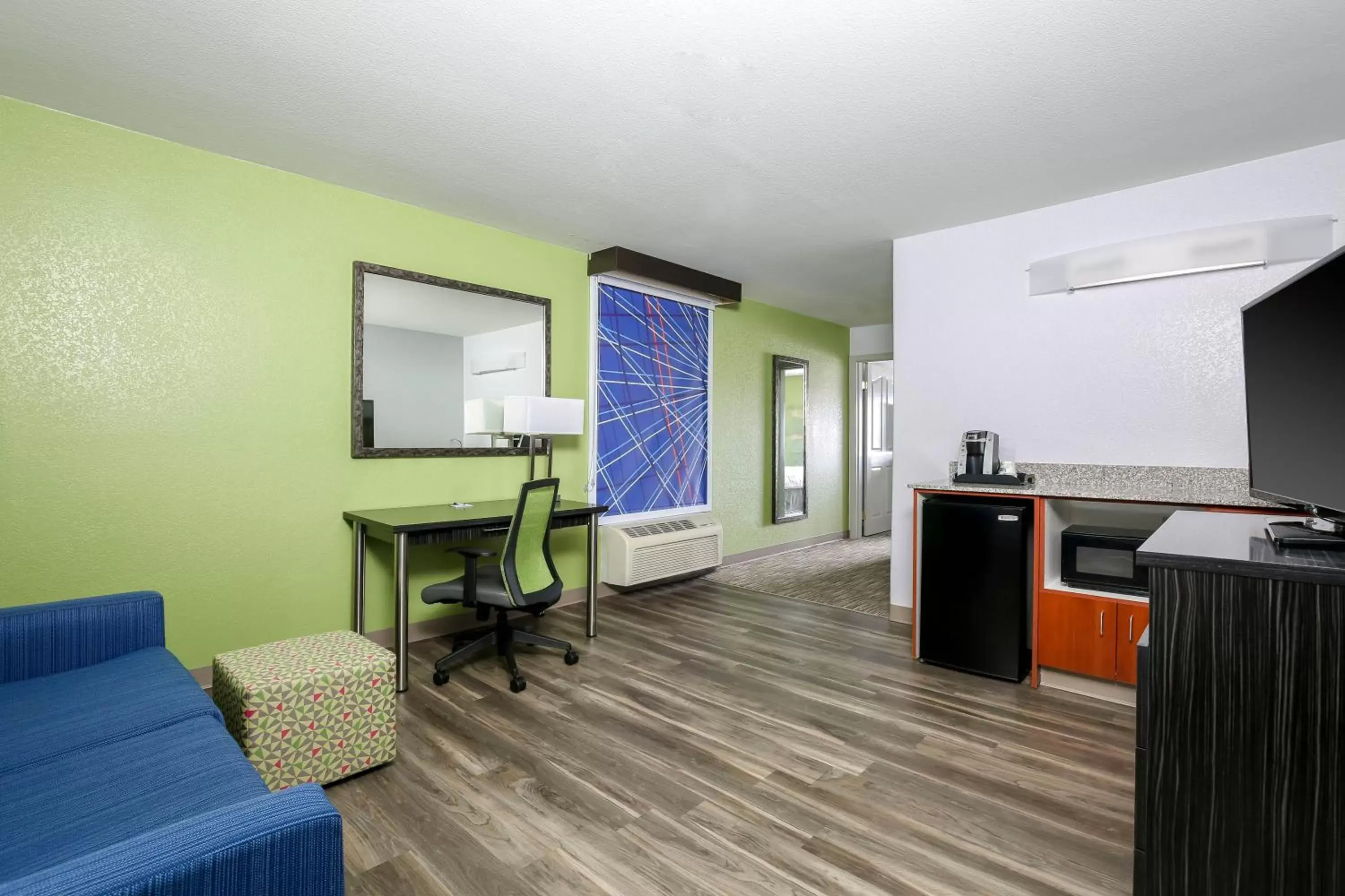 Photo of the whole room, Kitchen/Kitchenette in Holiday Inn Express Lancaster, an IHG Hotel