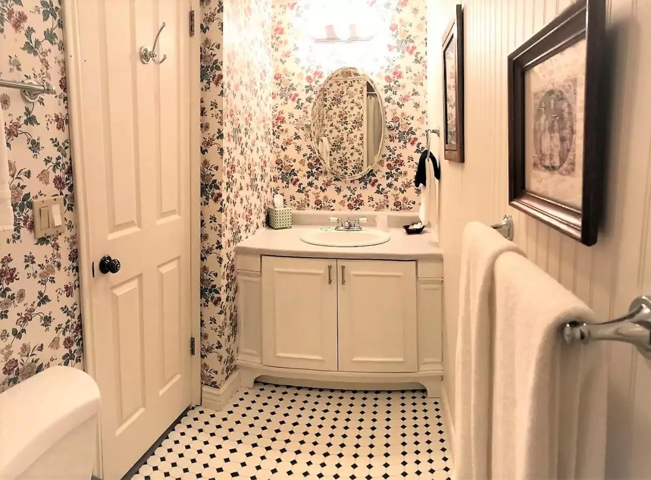 Bathroom in Heber Senator Bed and Breakfast