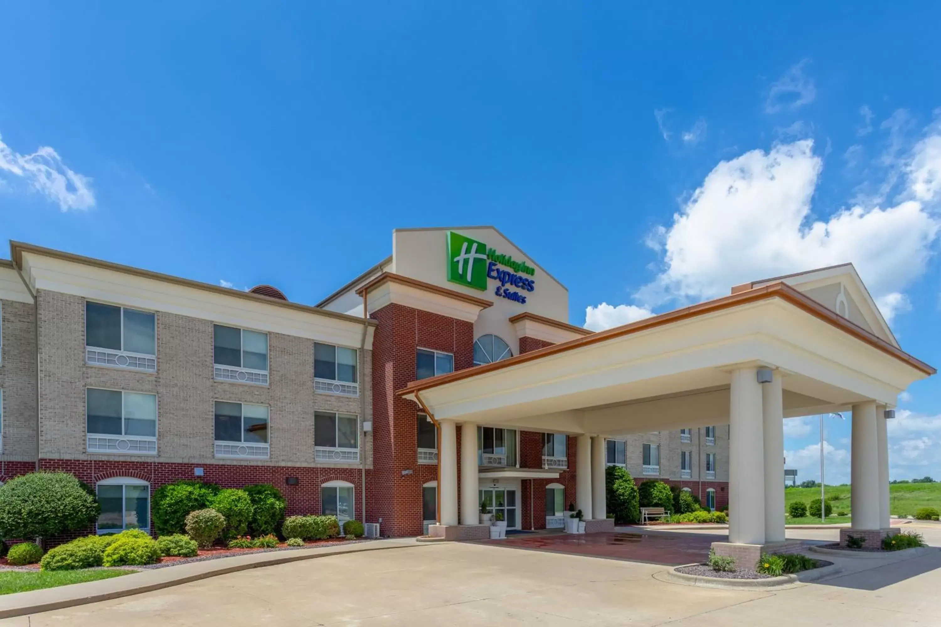 Property Building in Holiday Inn Express & Suites Vandalia, an IHG Hotel