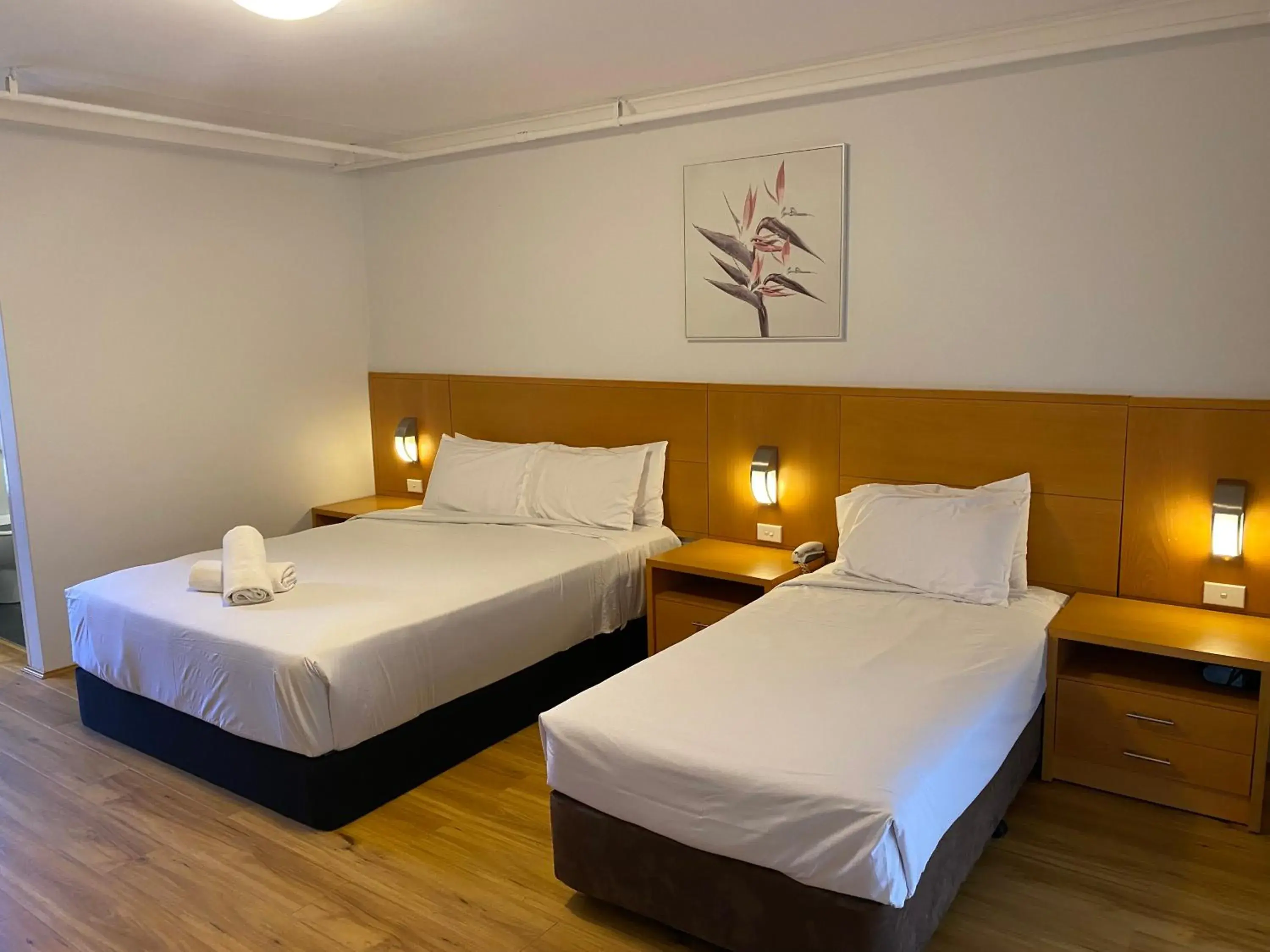 Bedroom, Bed in Garden Lodge Sydney Hotel Bedroom, Bed in Garden Lodge Sydney Hotel